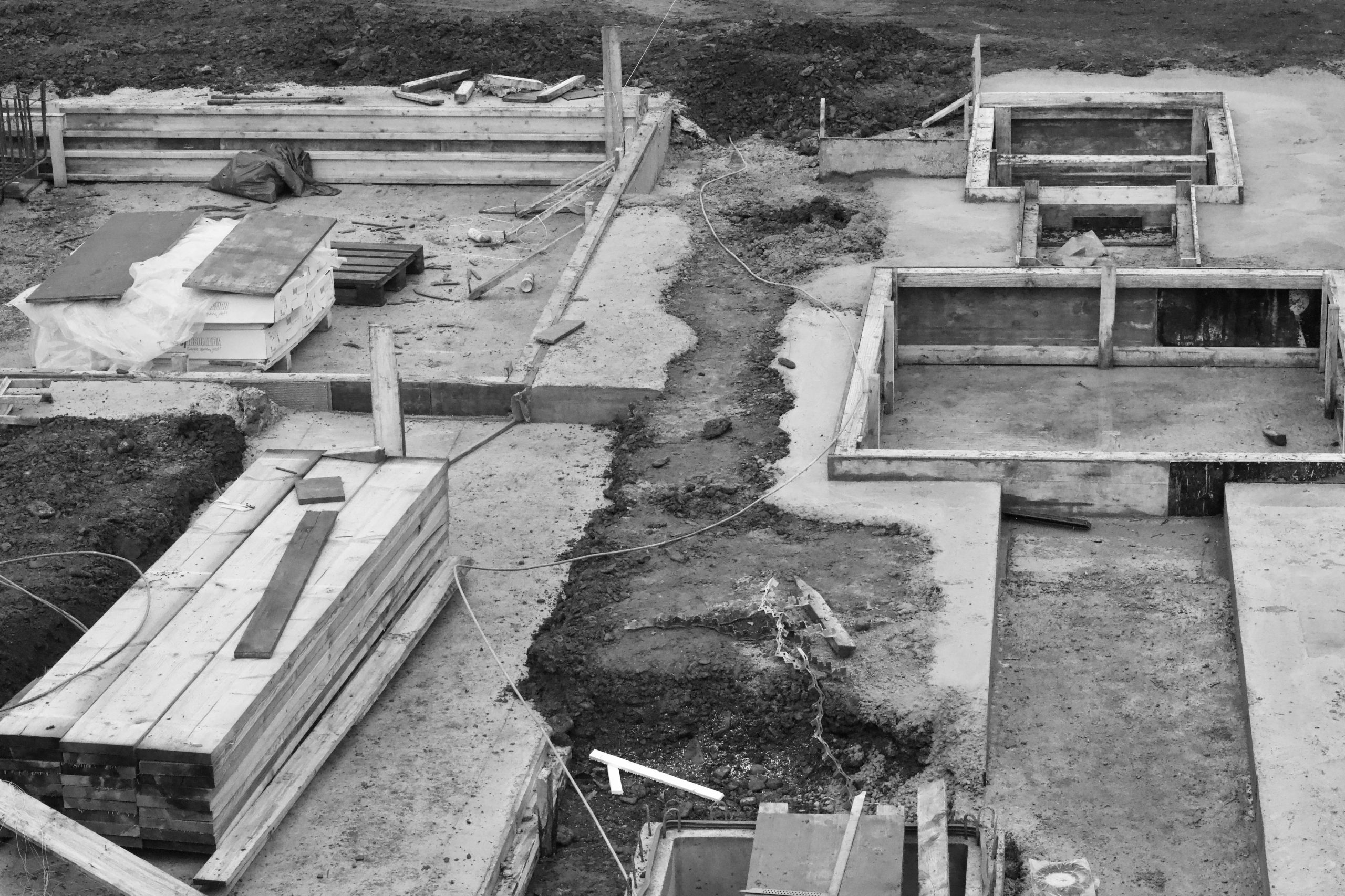 Guide coffrage dalle béton en pente