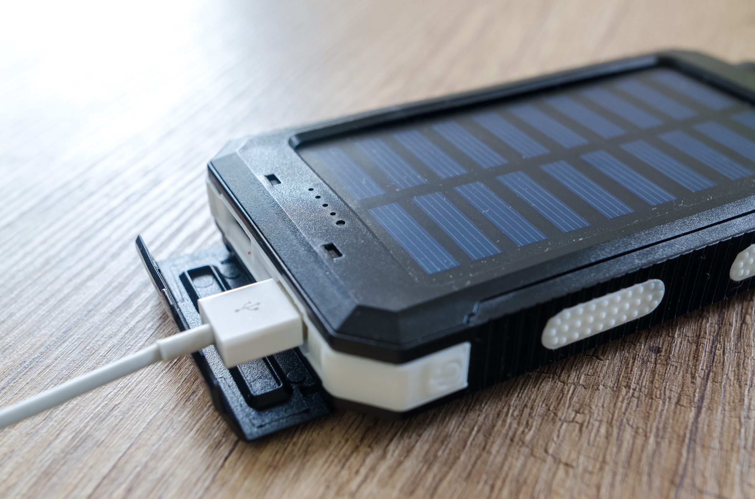 Vérification d'un panneau solaire qui charge une batterie