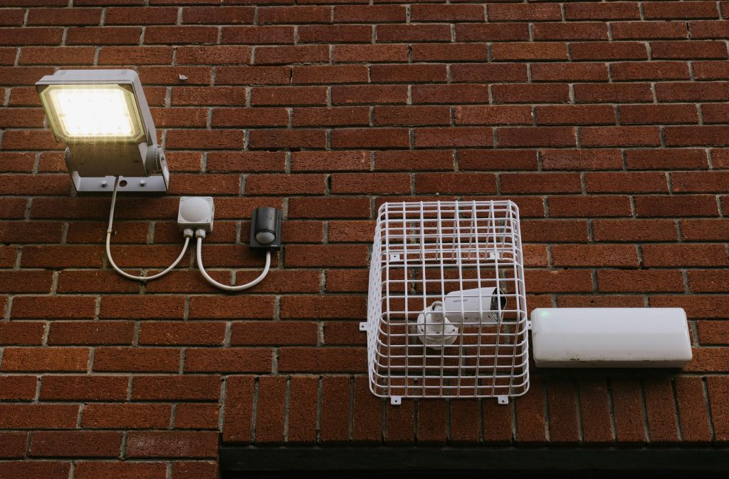 Comment brancher plusieurs lampes sur un détecteur de mouvement ?