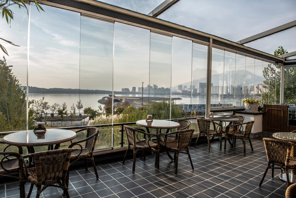 Comment bien fermer sa terrasse sans se ruiner ?