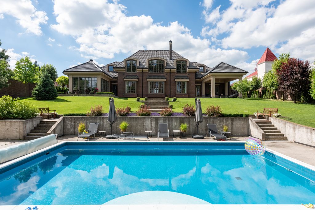 Piscine à 1 m de la maison : est-ce vraiment autorisé ?