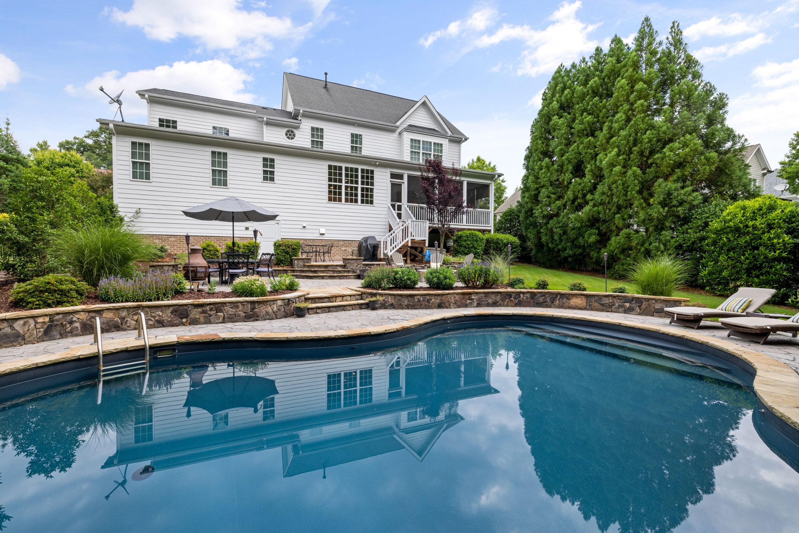 Contraintes techniques pour une piscine proche d'une maison