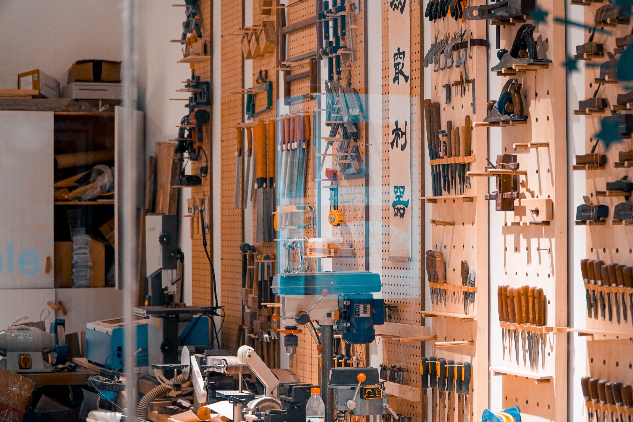 Atelier menuiserie organisé avec outils rangés