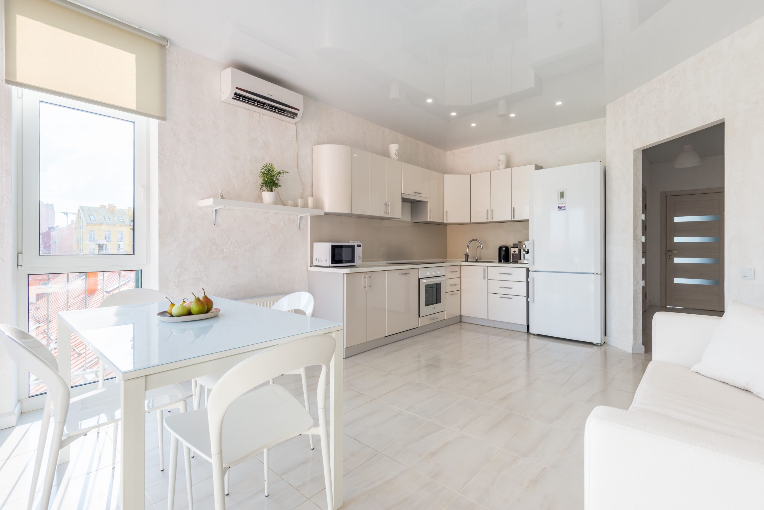 Cuisine minimaliste spacieuse avec table et canapé