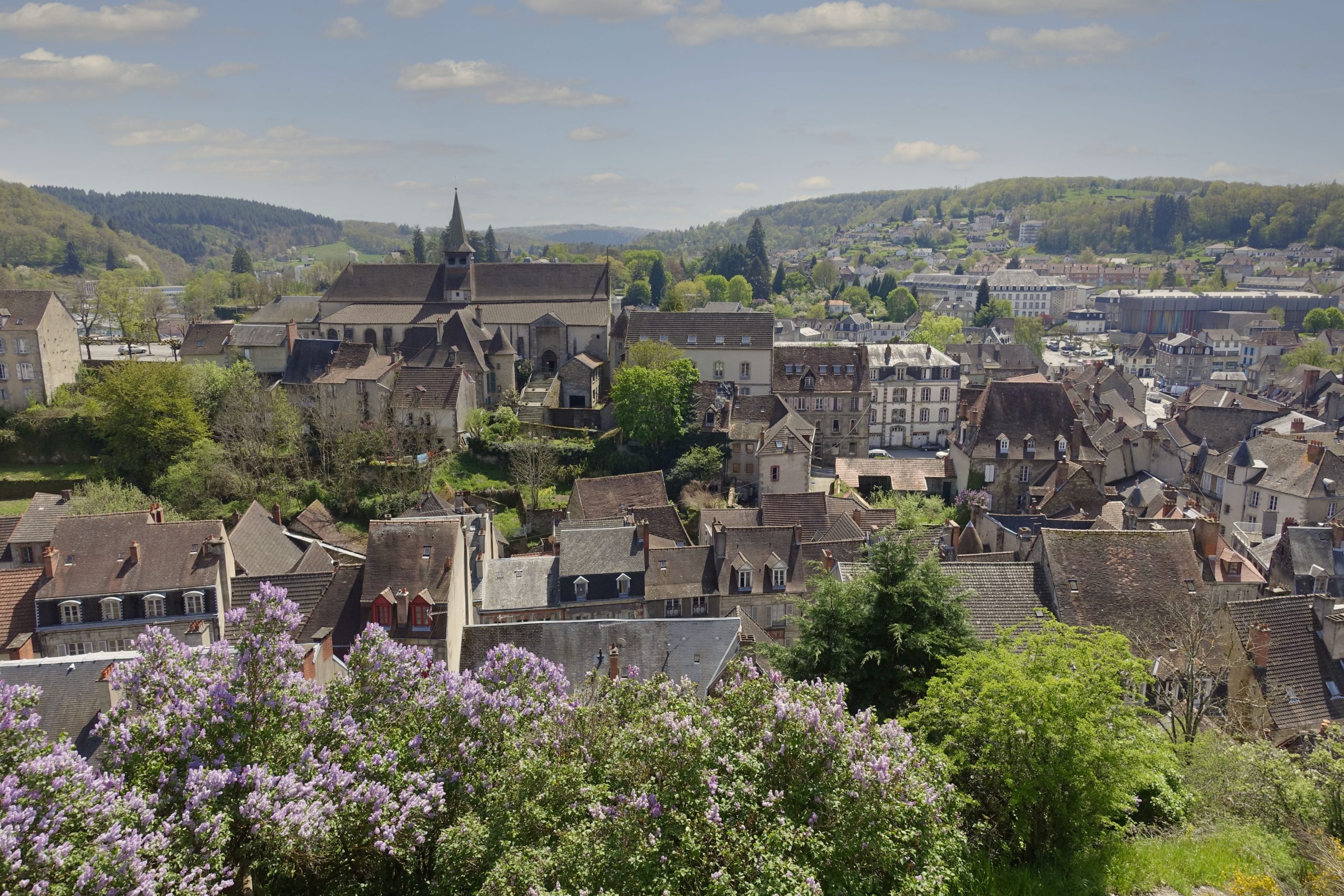 Village francais fleuri printemps paysage charmant