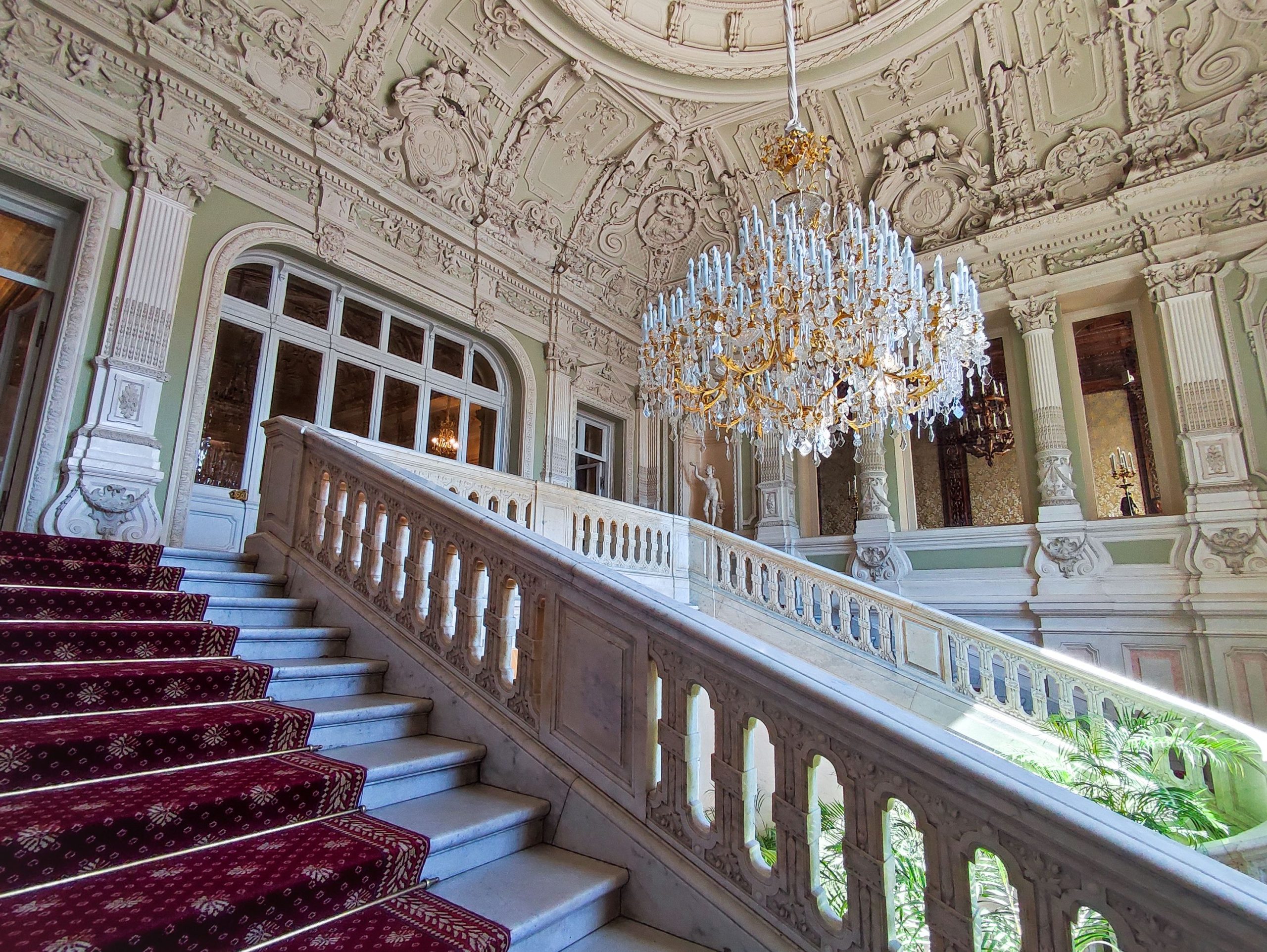 Escalier orné et lustre magnifique intérieur
