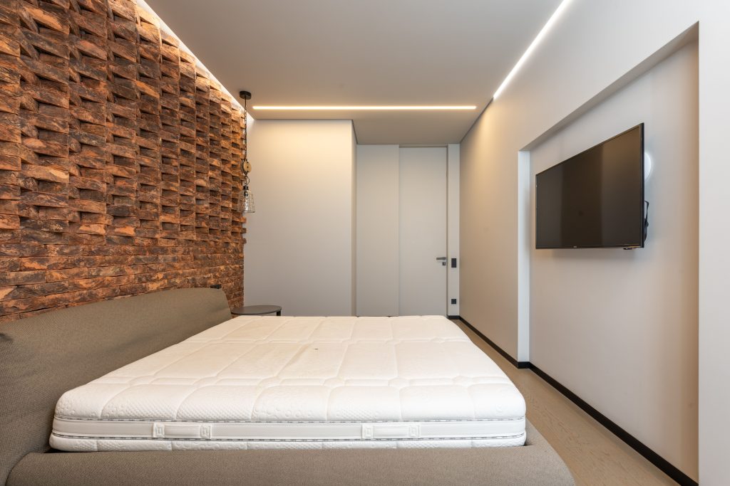 Comment isoler phoniquement un mur de chambre sans travaux ?