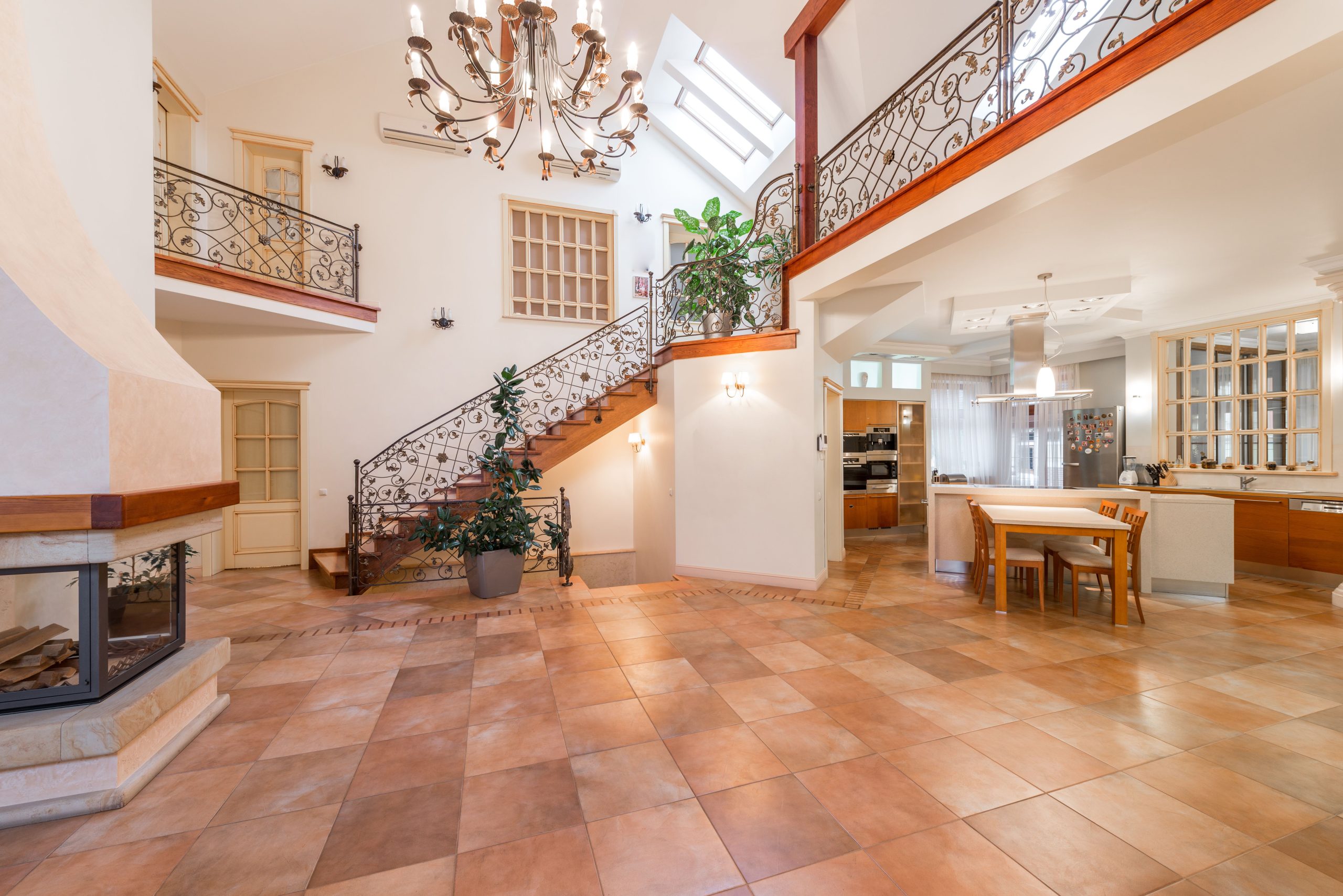 Cuisine ouverte spacieuse dans mansion luxueuse