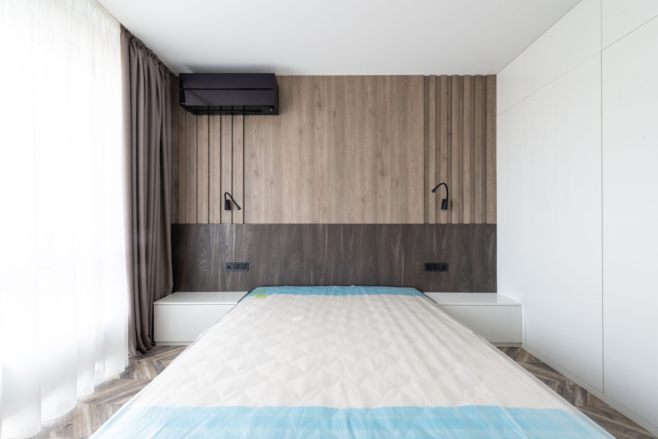 Chambre moderne minimaliste avec panneaux bois tons neutres
