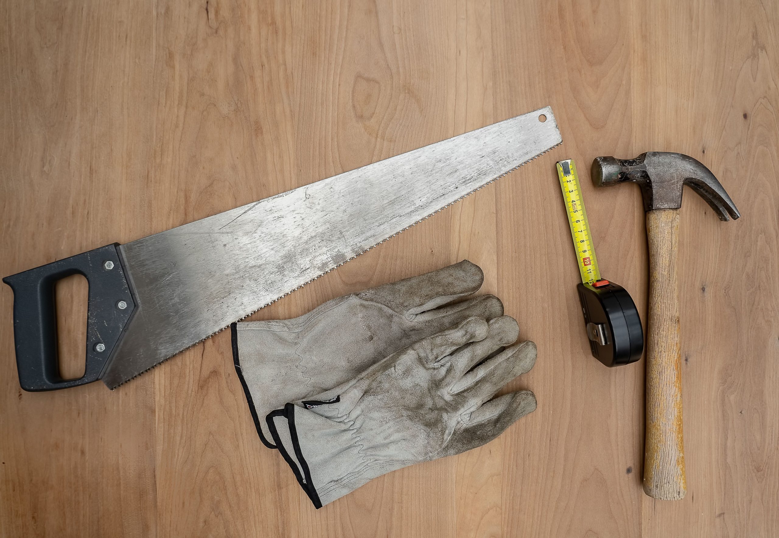 Outils menuiserie essentiels sur surface bois