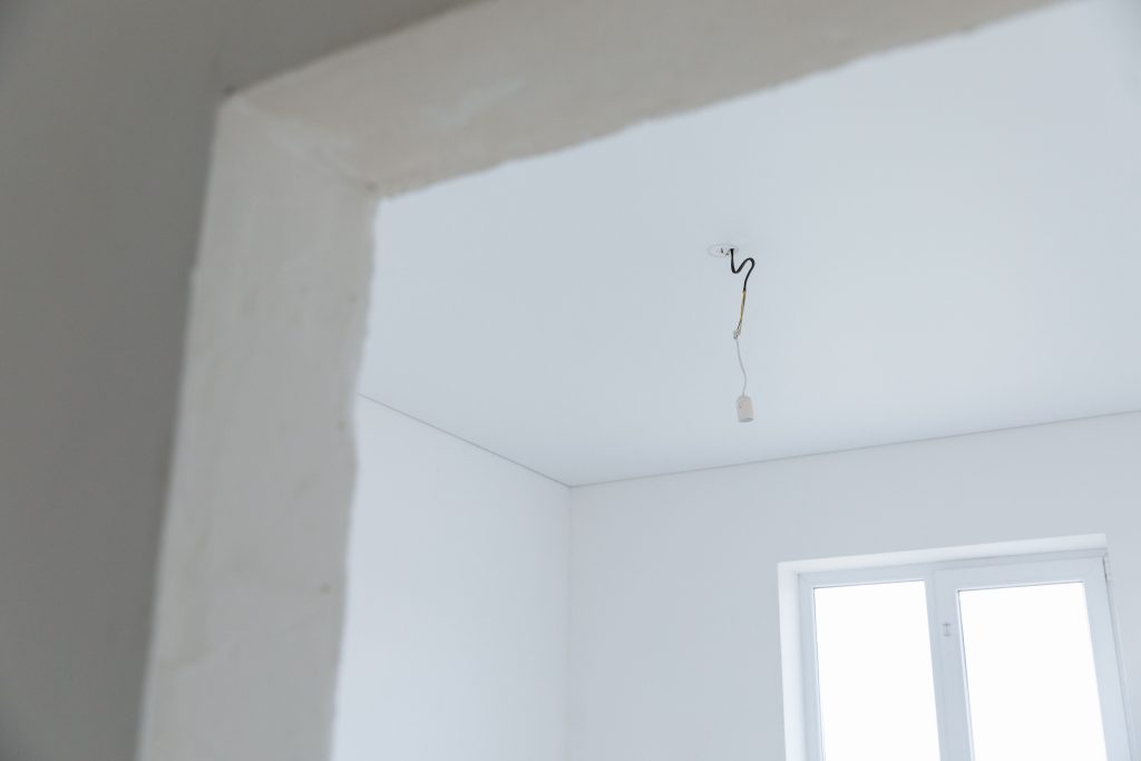 Prix plafond tendu Leroy Merlin : combien ça coûte vraiment ?