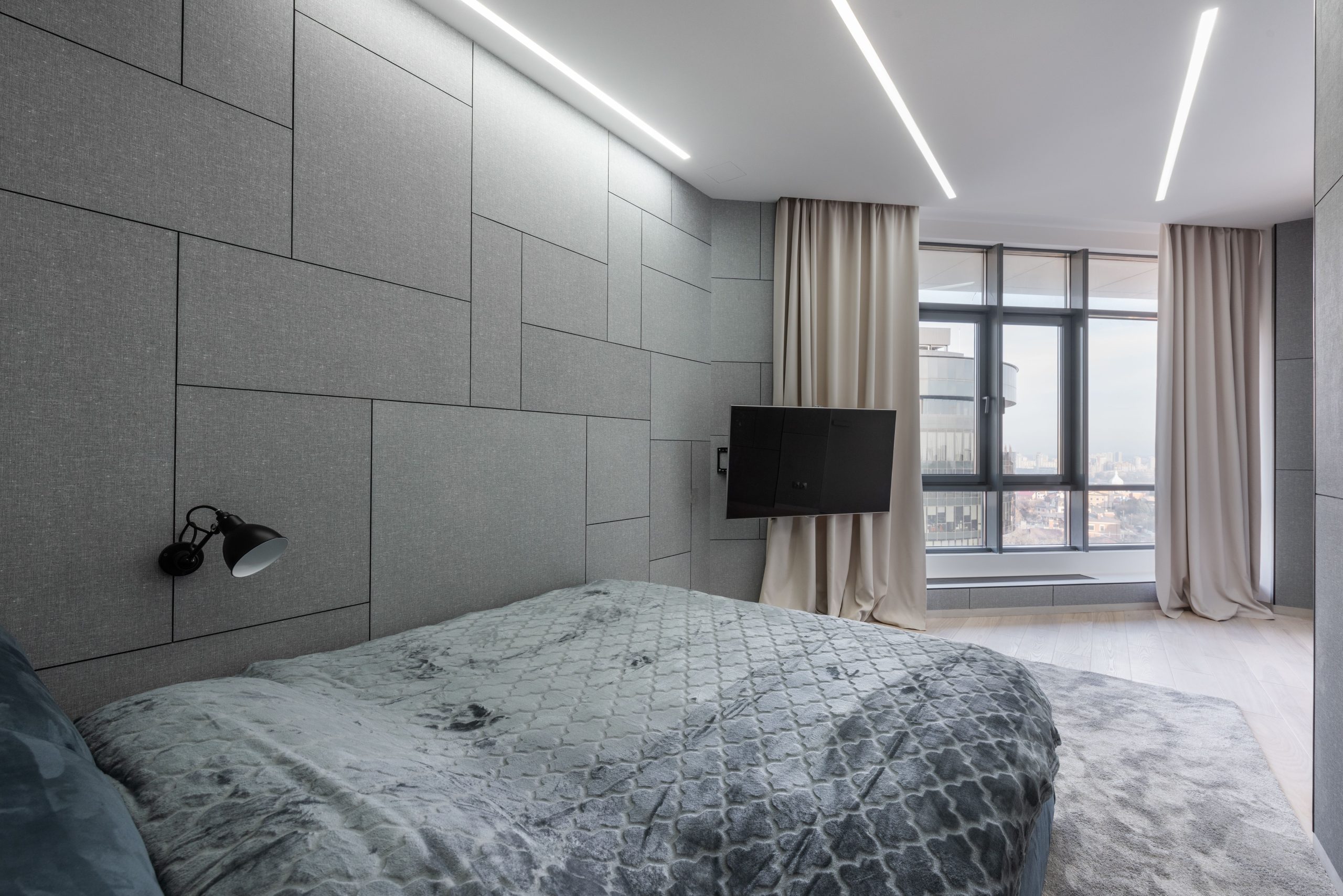 Chambre contemporaine avec lit fenetre rideaux insonorises