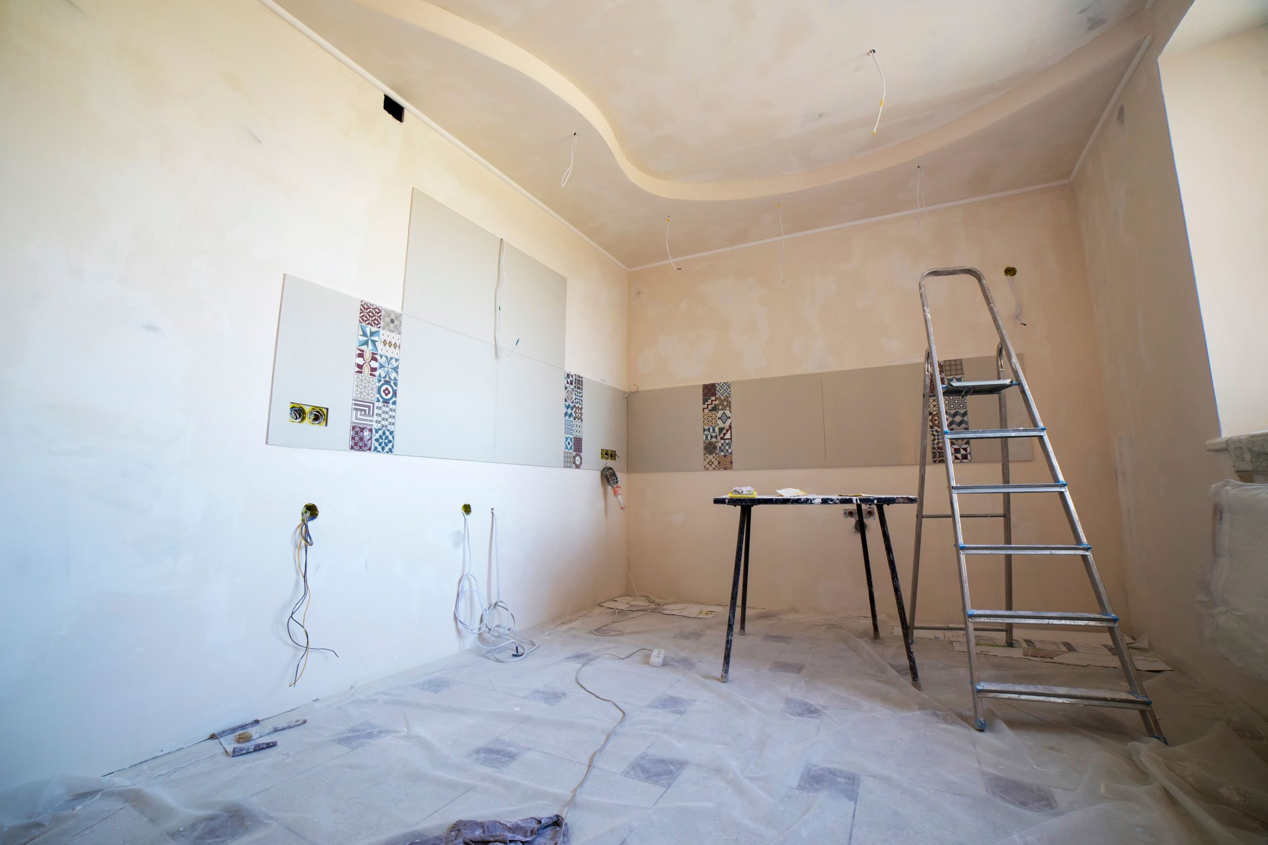 Chambre en rénovation avec peinture et outils