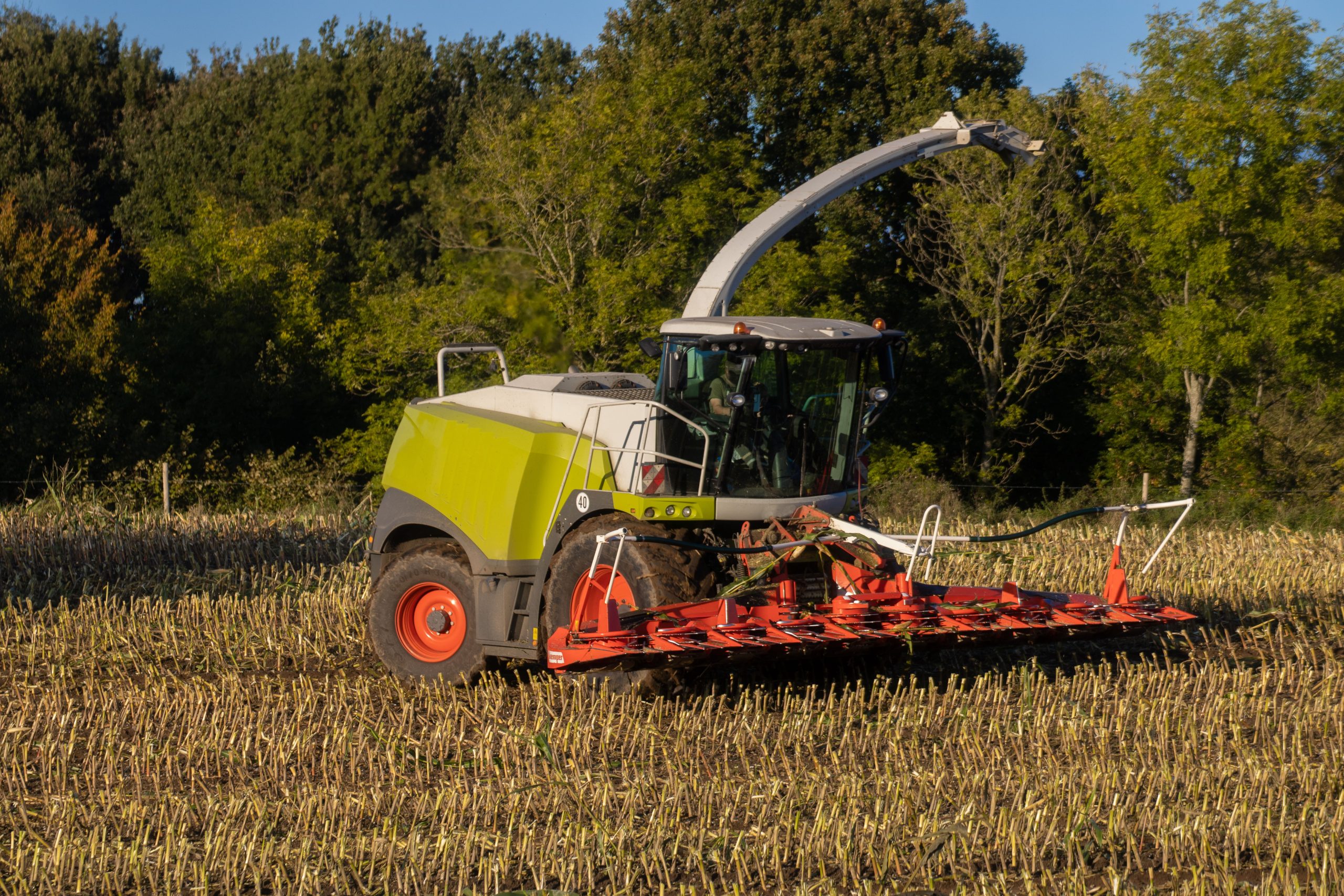 Tracteur moderne labourant champ maïs