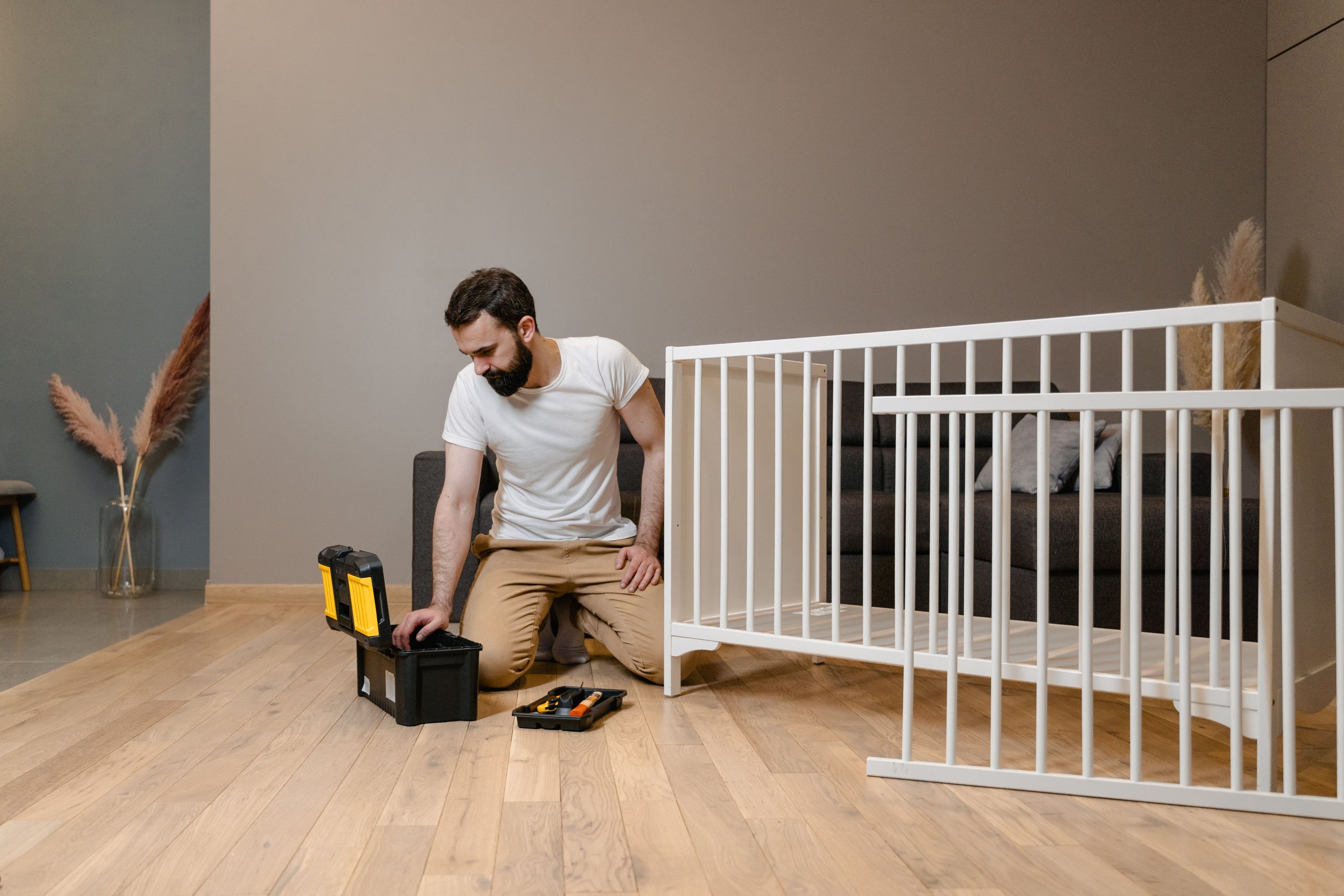 Homme assemblant meuble avec outils bricolage