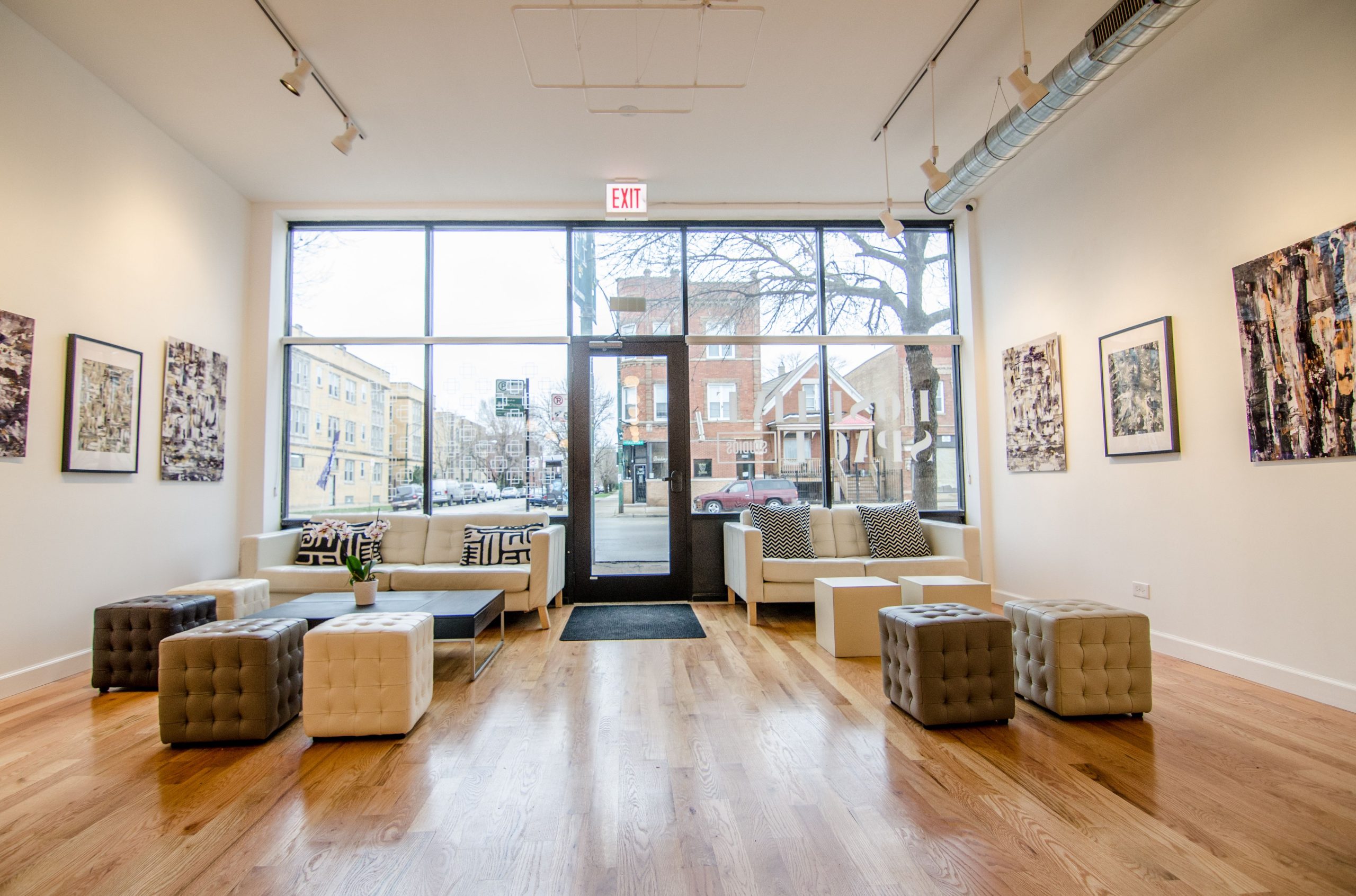 Intérieur galerie contemporaine avec grandes fenêtres urbaines