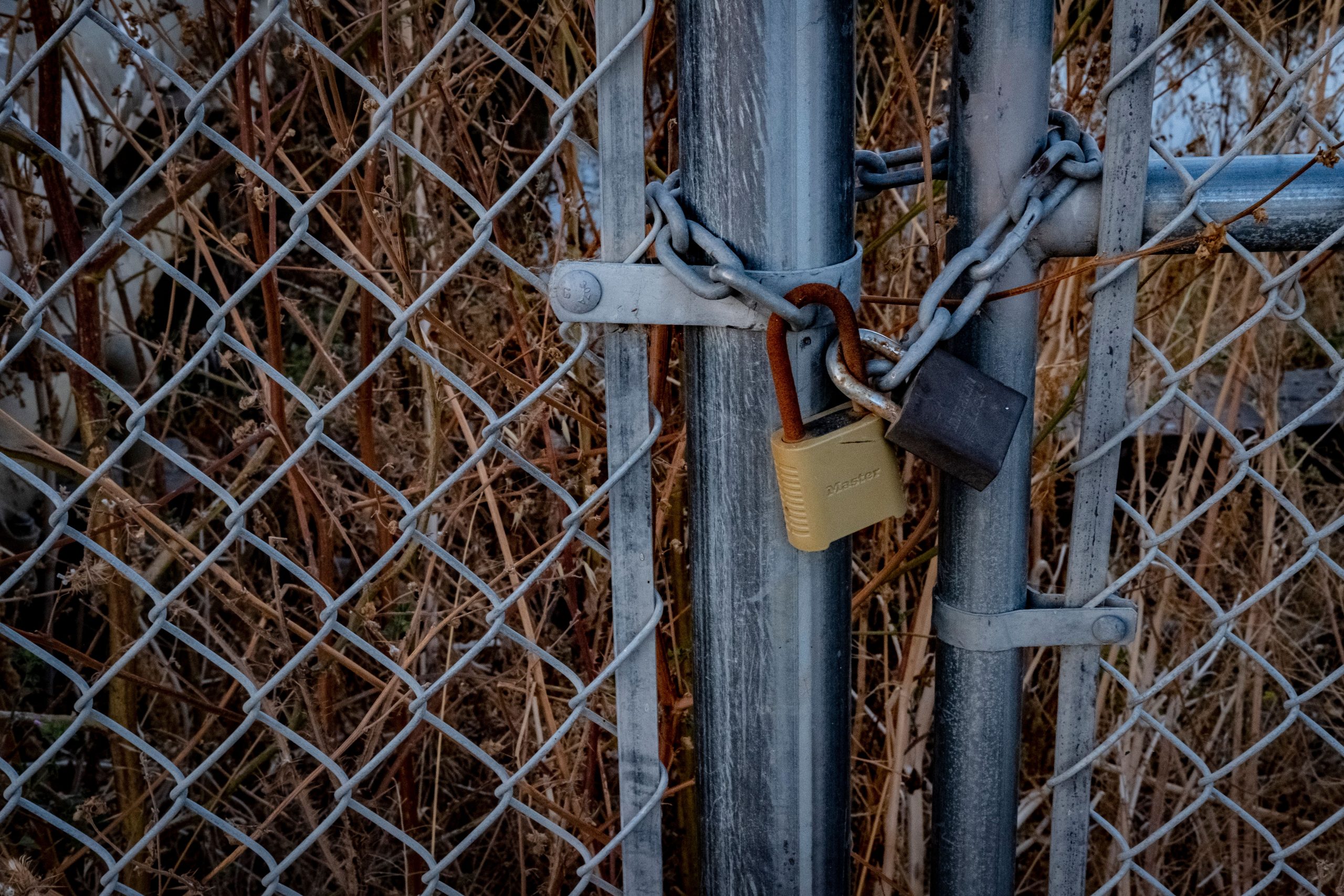 Clôture grillage sécurisée avec cadenas