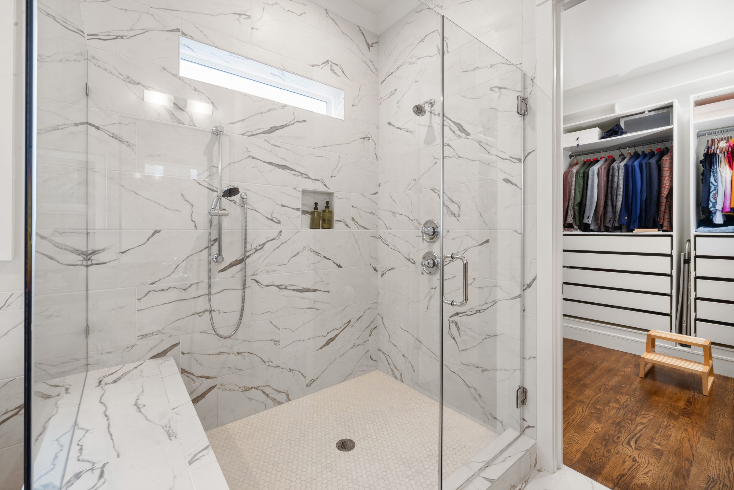 Douche marbre luxe adjacent au dressing organise