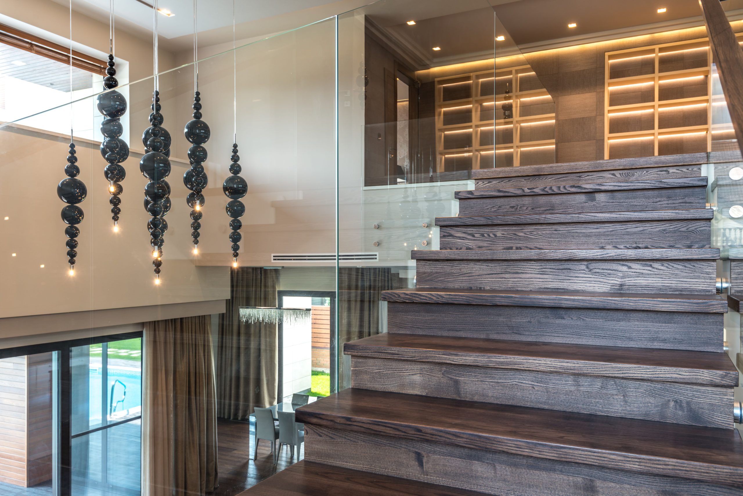 Escalier bois design avec rampe verre