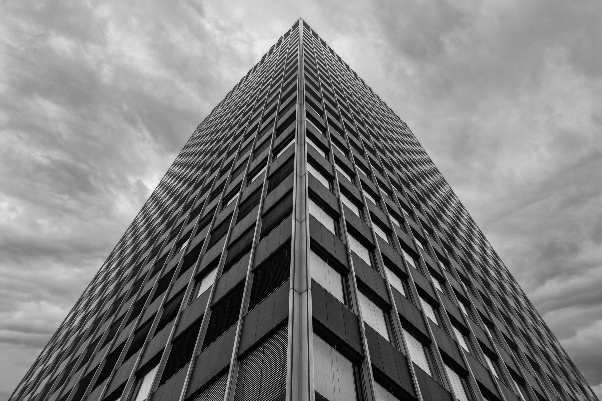 Tour architecture moderne noir blanc perspective basse