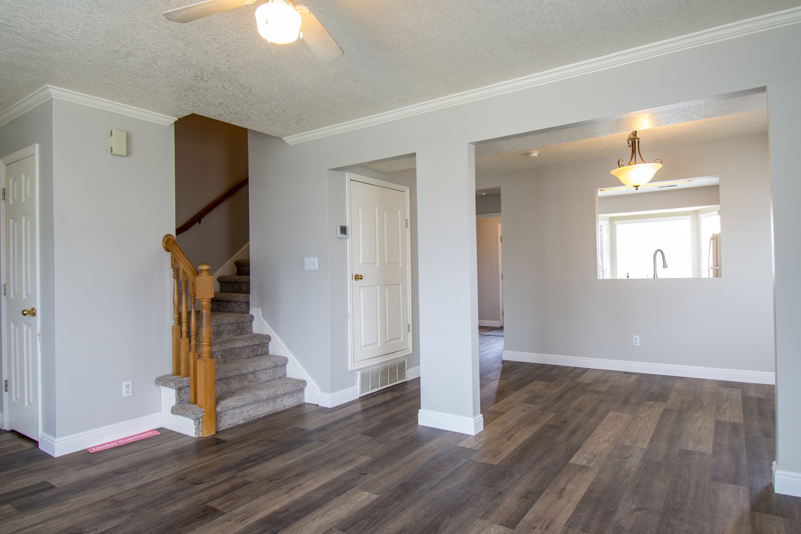 Intérieur moderne avec escalier bois