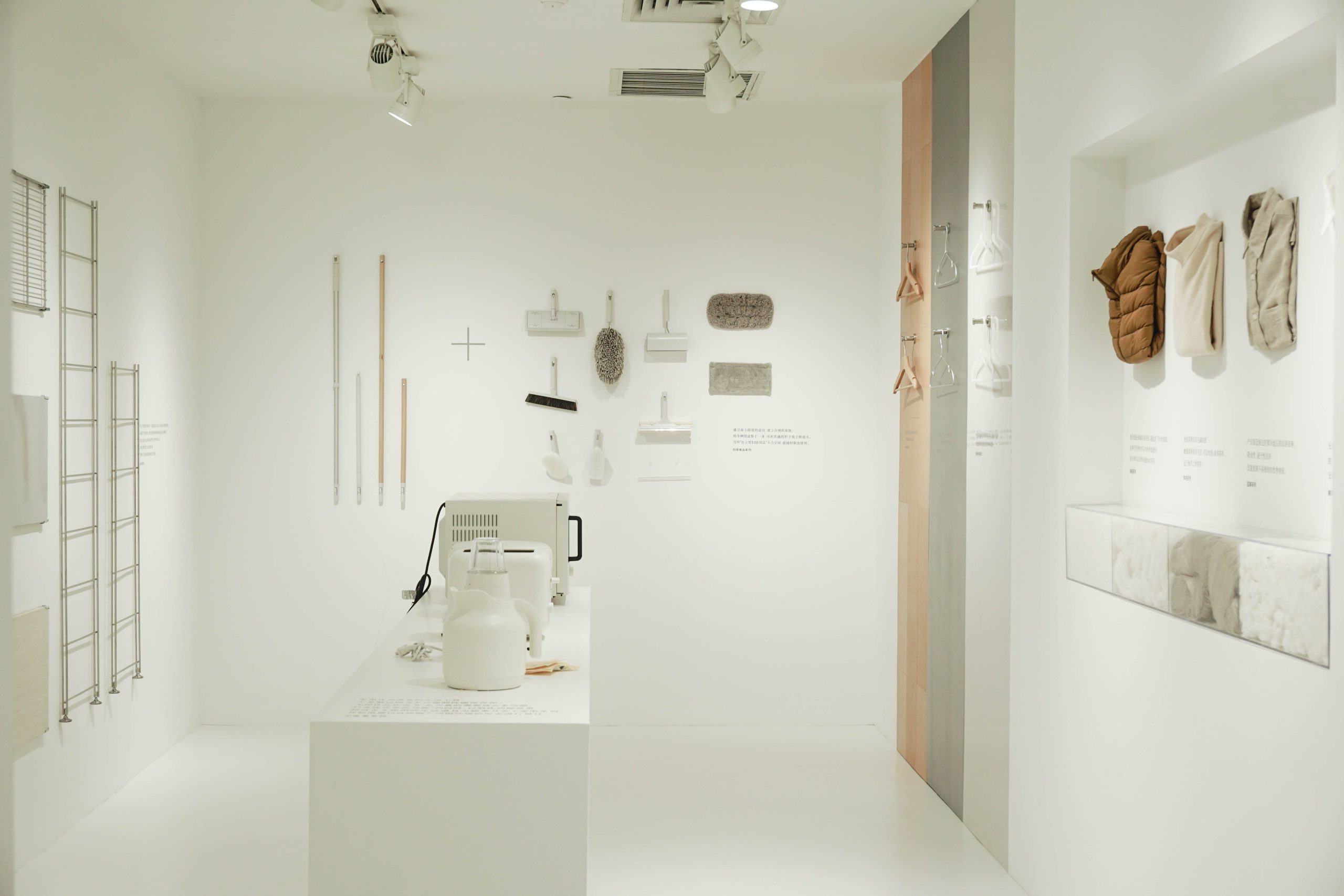 Intérieur minimaliste blanc et contemporain