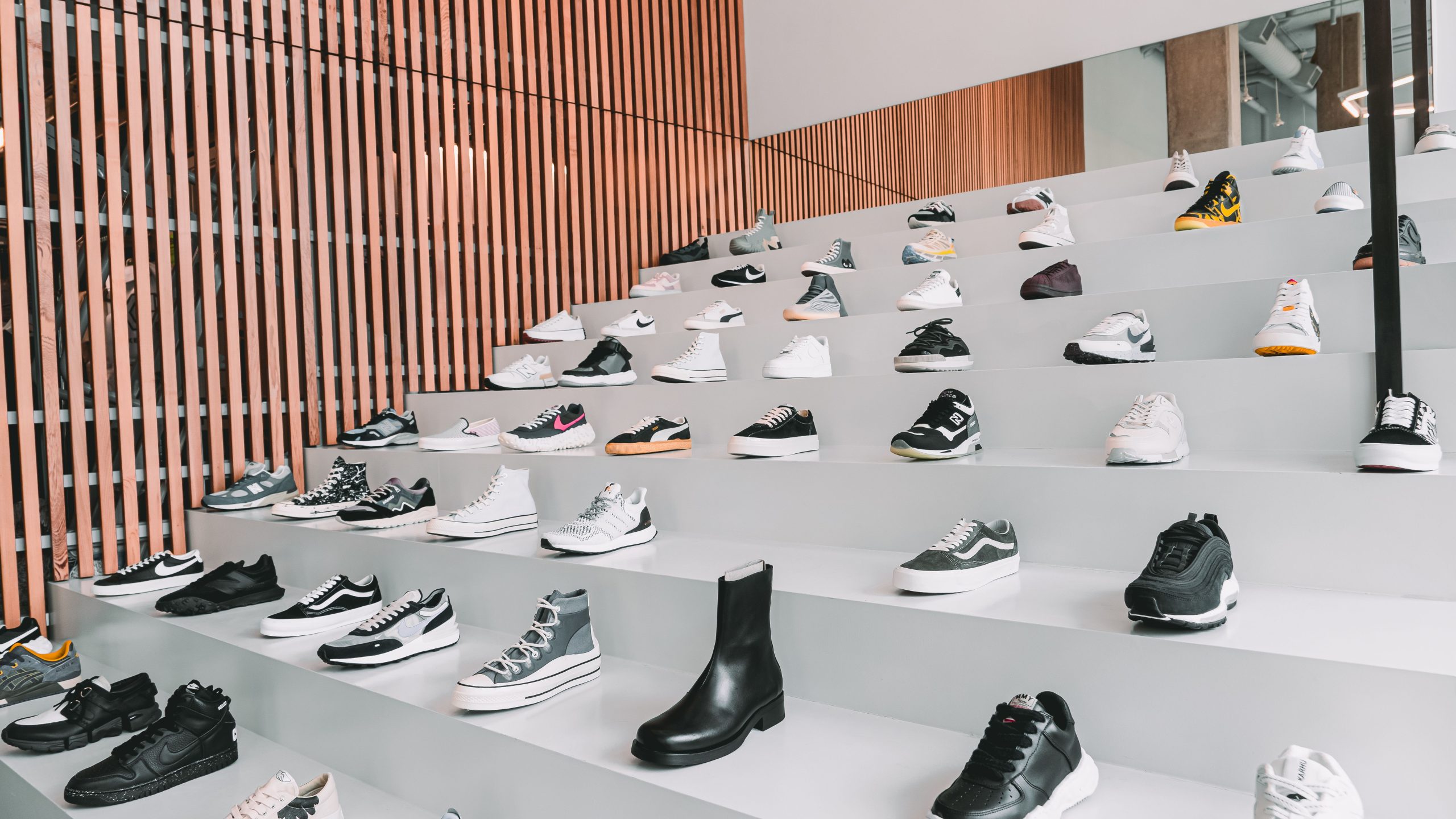 Collection variée baskets magasin retail design