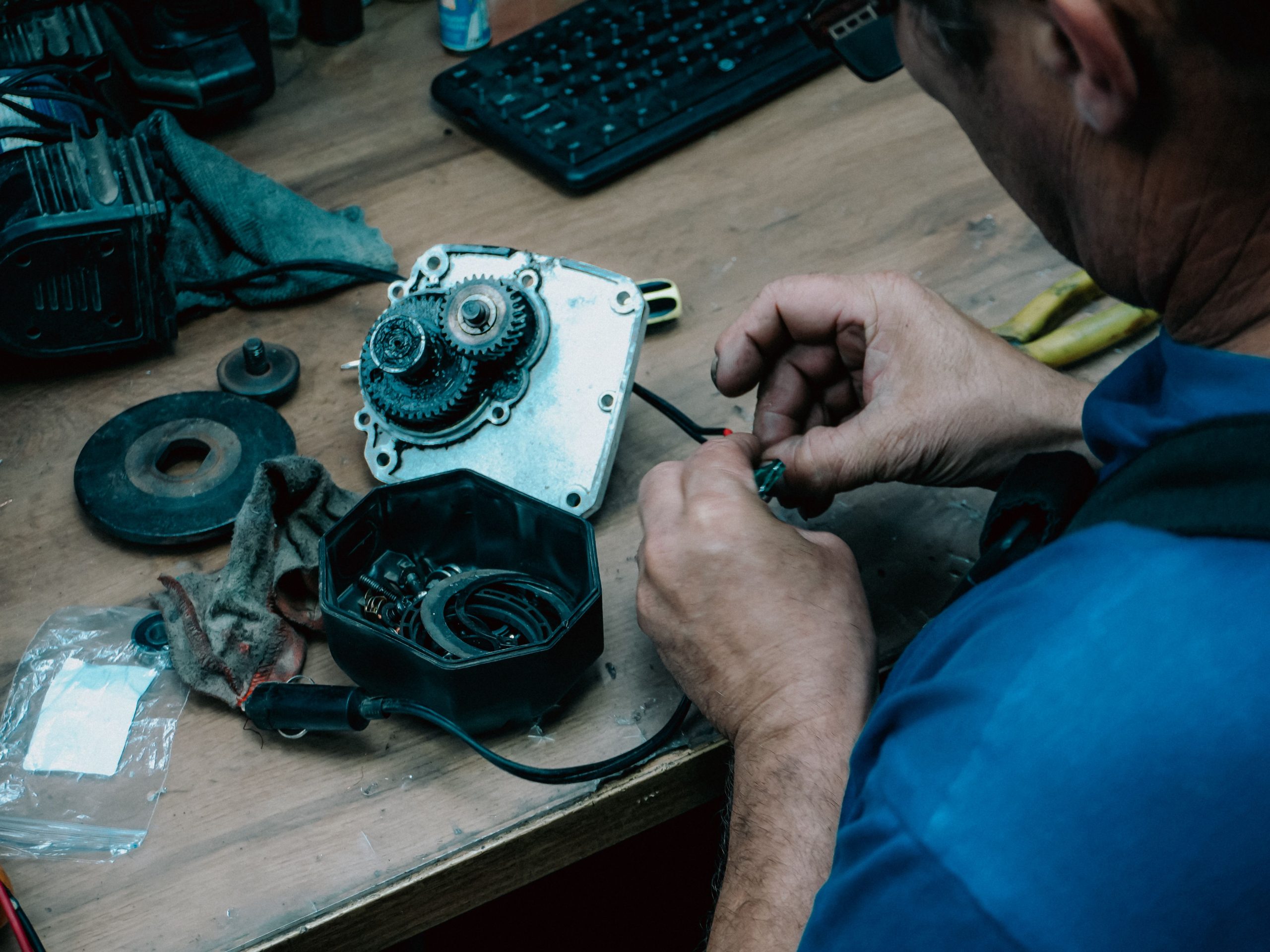 Technicien réparant mécanisme engrenages canapé