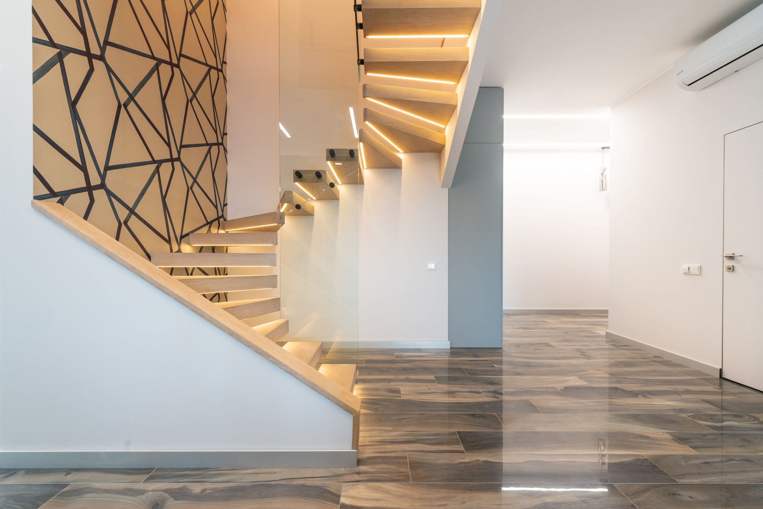 Escalier courbe avec papier peint motifs géométriques