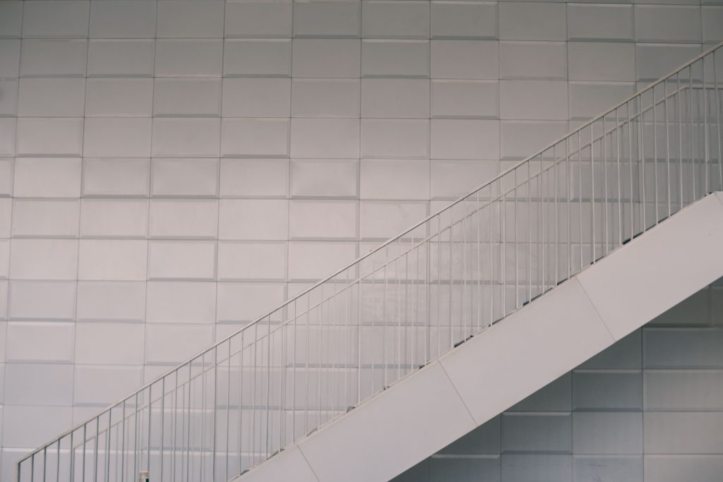Quel papier peint choisir pour une montée d’escalier ?