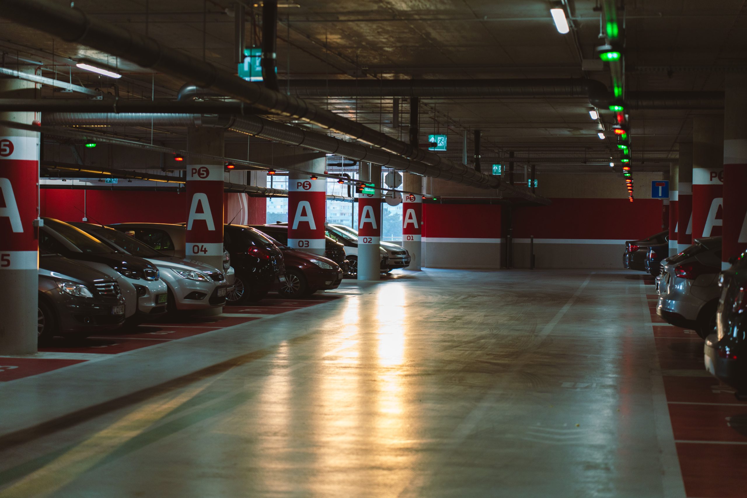 Garage souterrain moderne bien éclairé Budapest