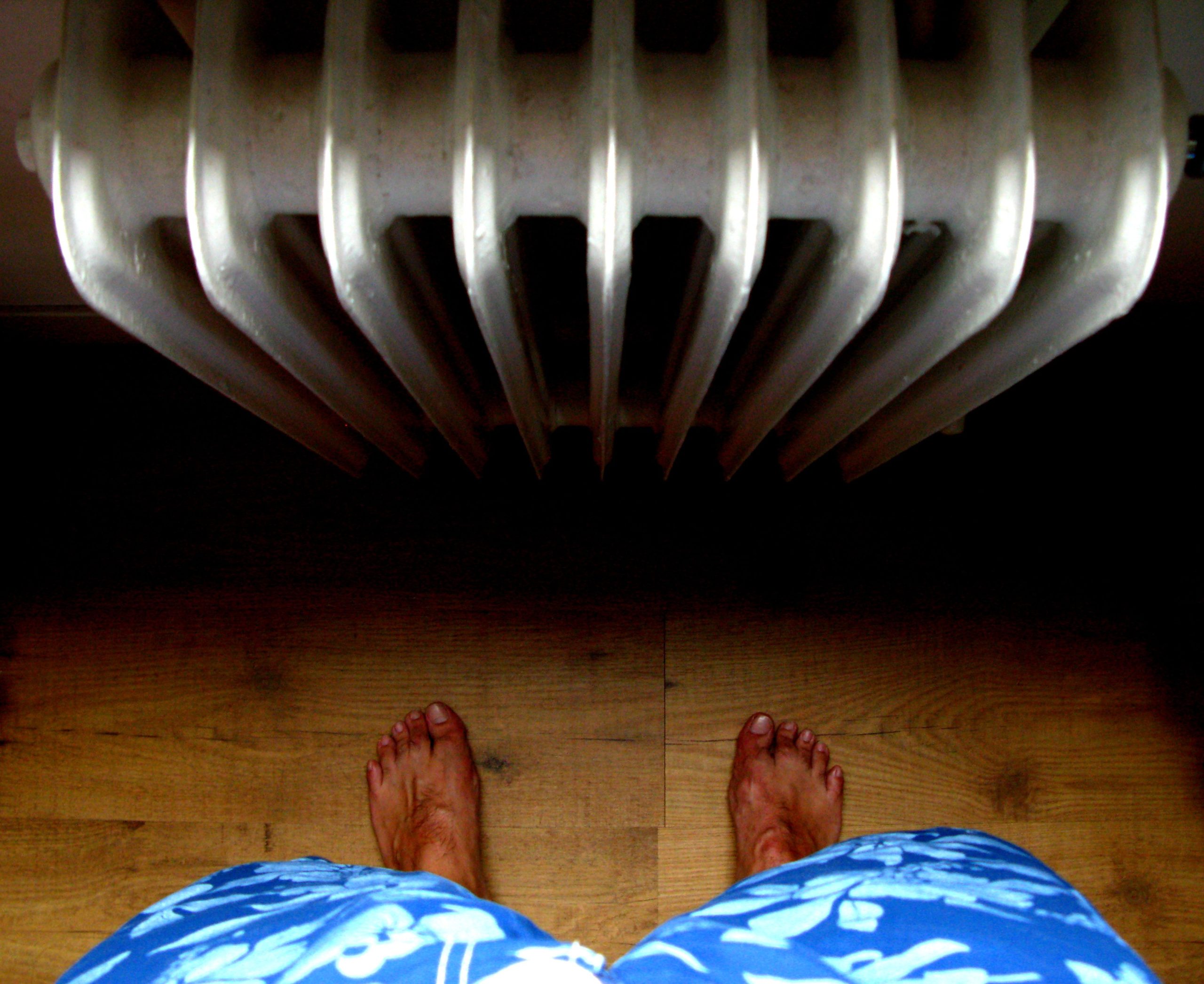 Pieds nus pres radiateur chauffage collectif