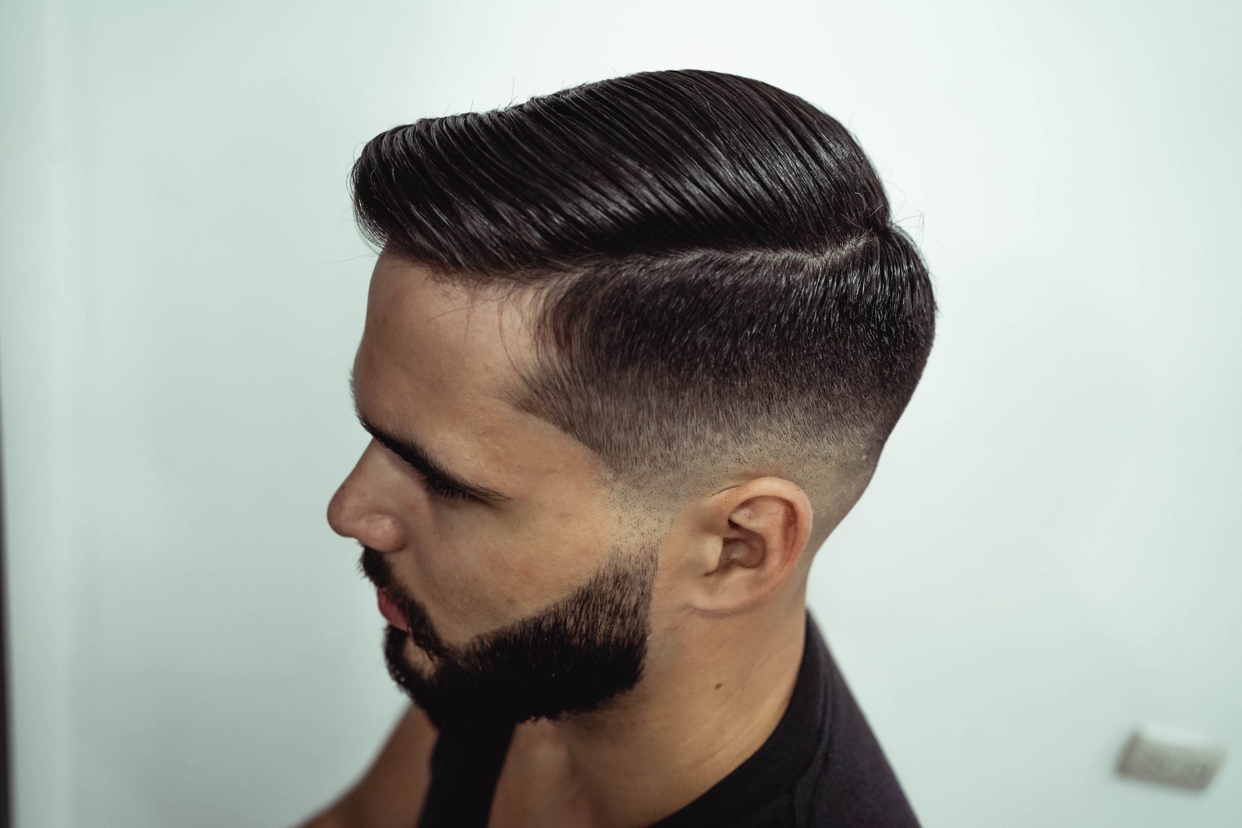 Gros plan coupe homme stylisee barbe precision grooming