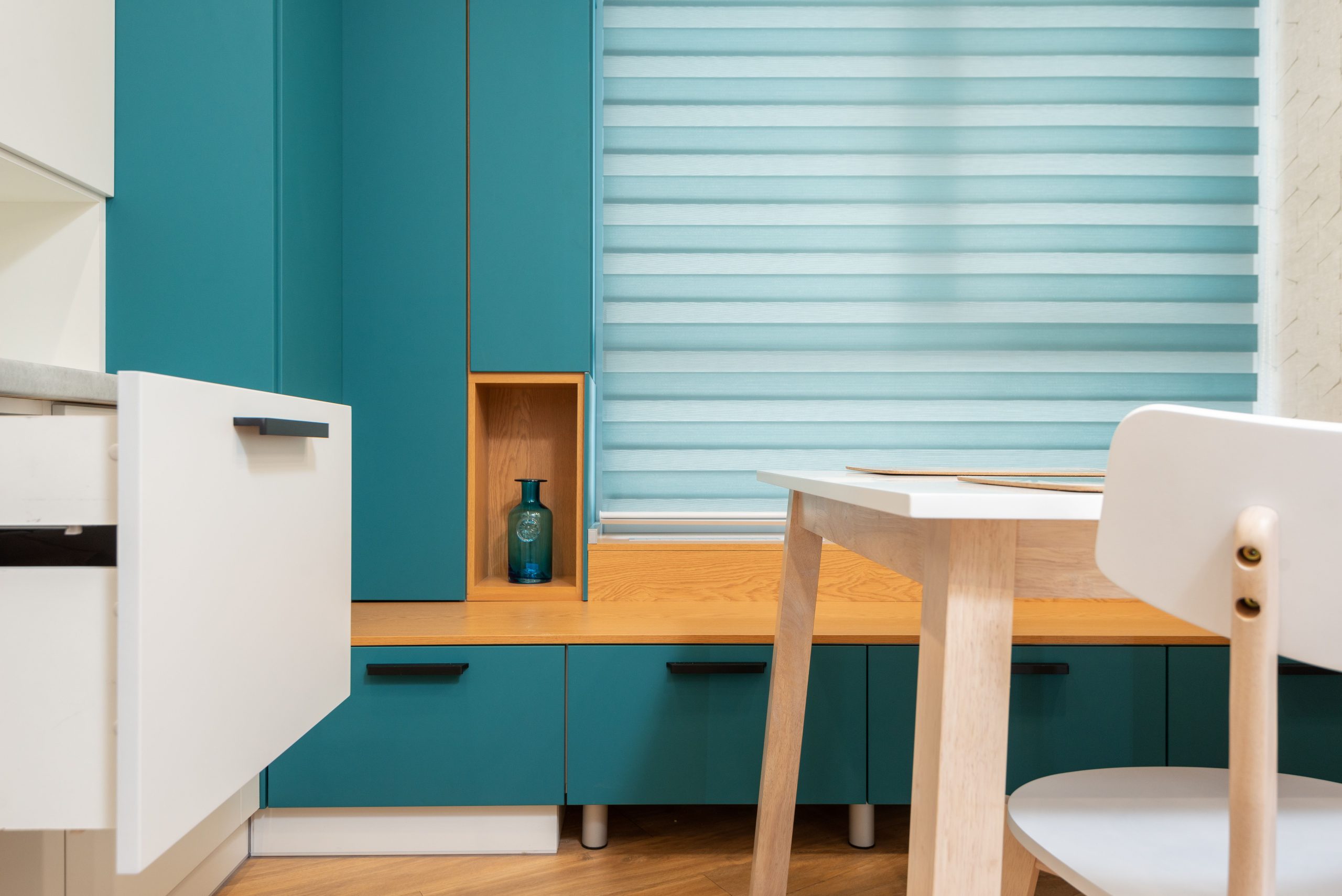 Tiroir ouvert cuisine moderne avec vase sur étagère