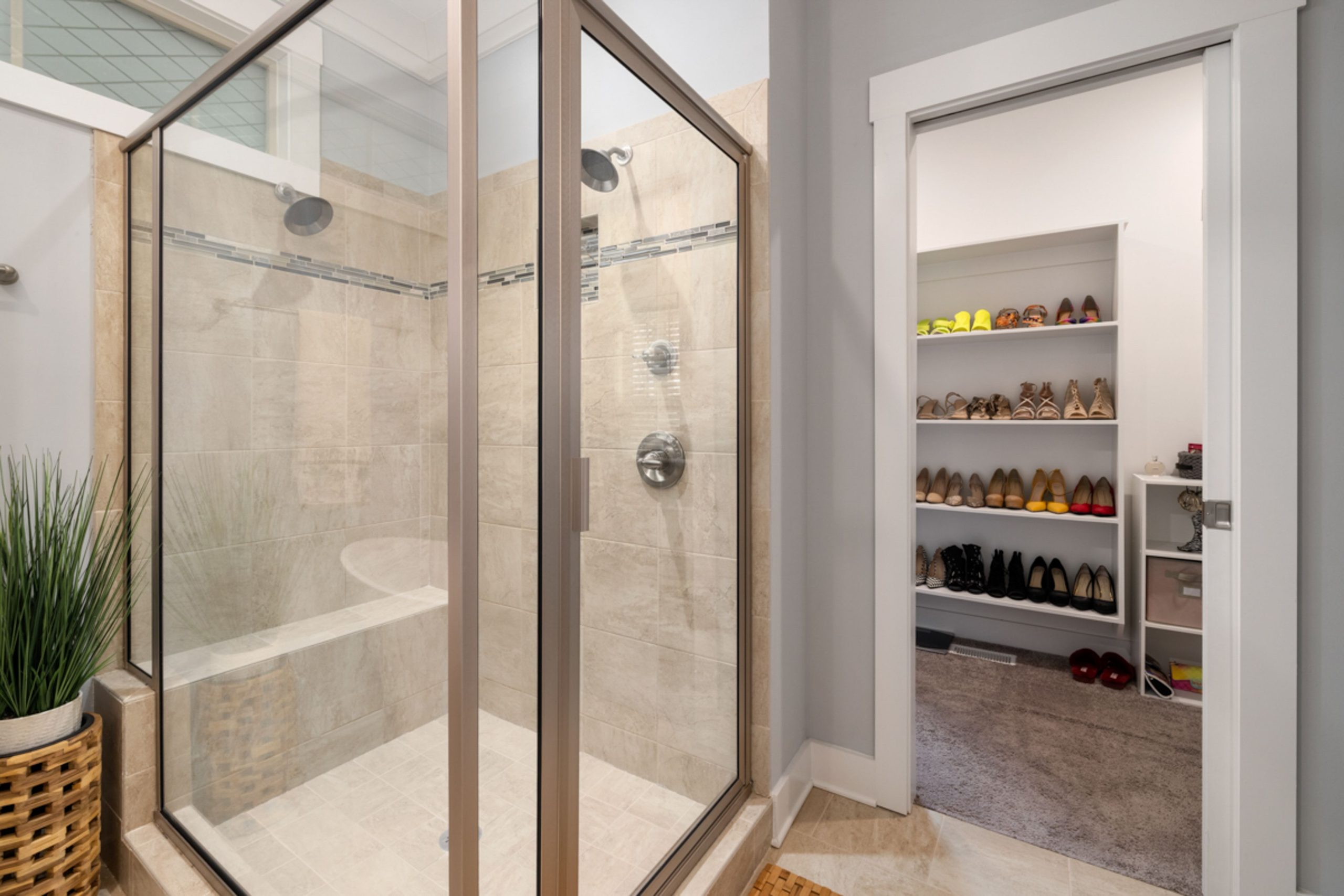 Salle de bain moderne avec douche et rangements