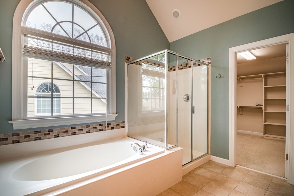 Salle de bain dans dressing : comment ça marche vraiment ?