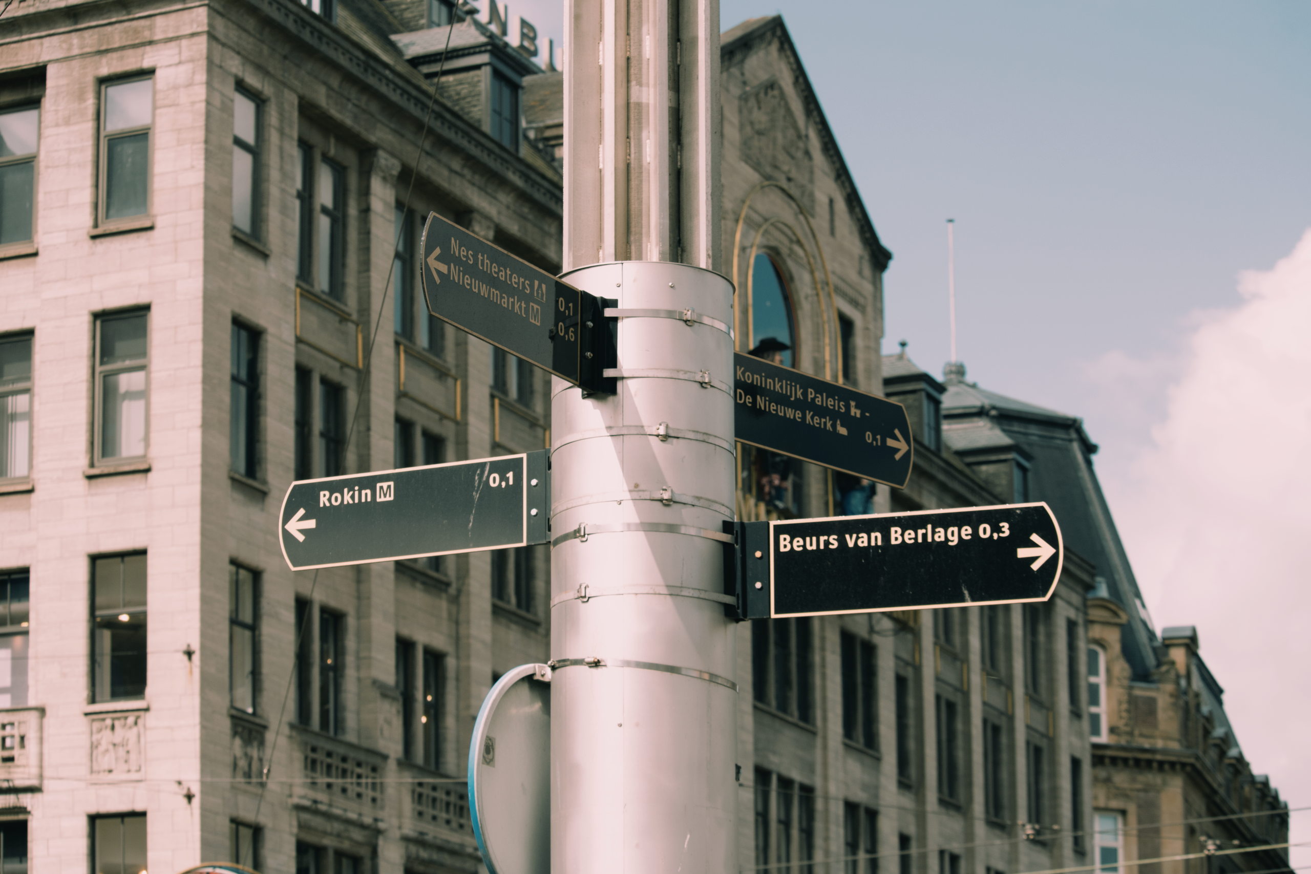 Panneaux directionnels urbains à Amsterdam