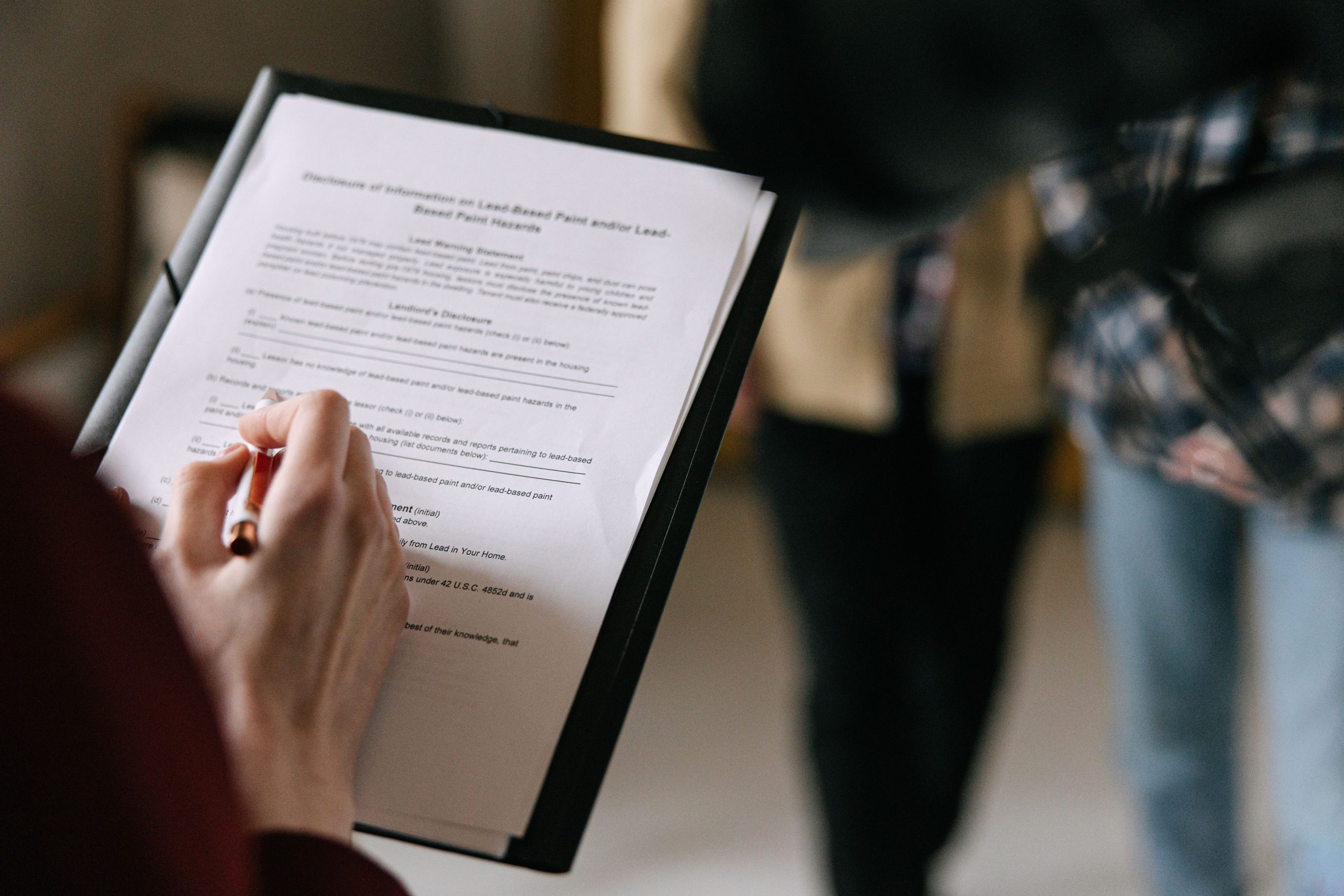Couple examinant des documents immobiliers ensemble