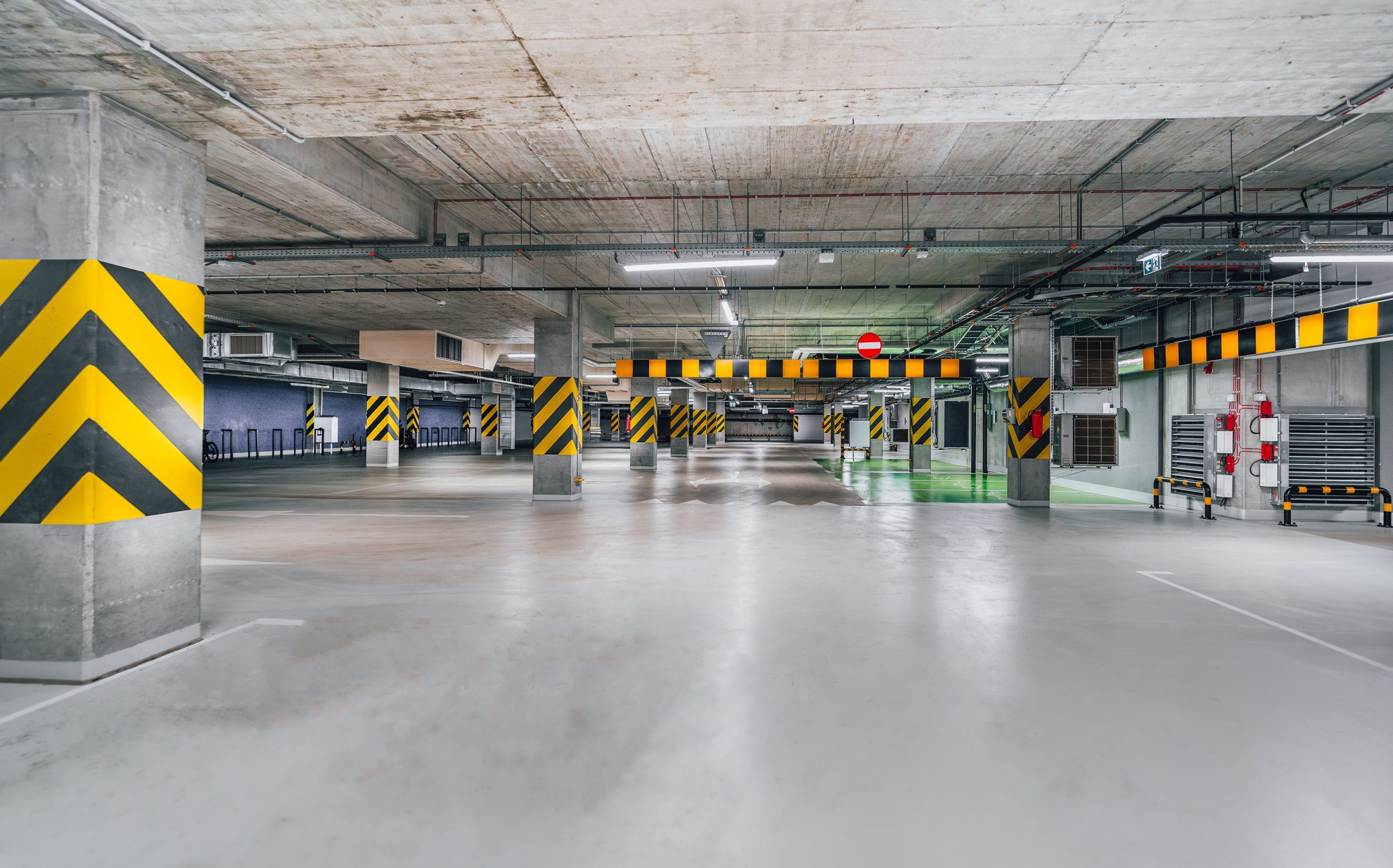 Vue panoramique garage souterrain colonnes béton