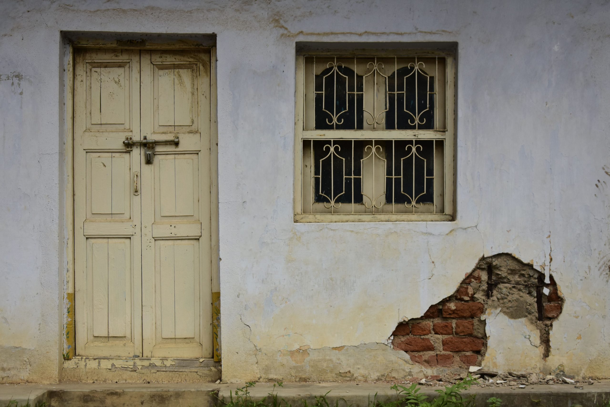 Bâtiment abandonné avec porte et fenêtre barricadée