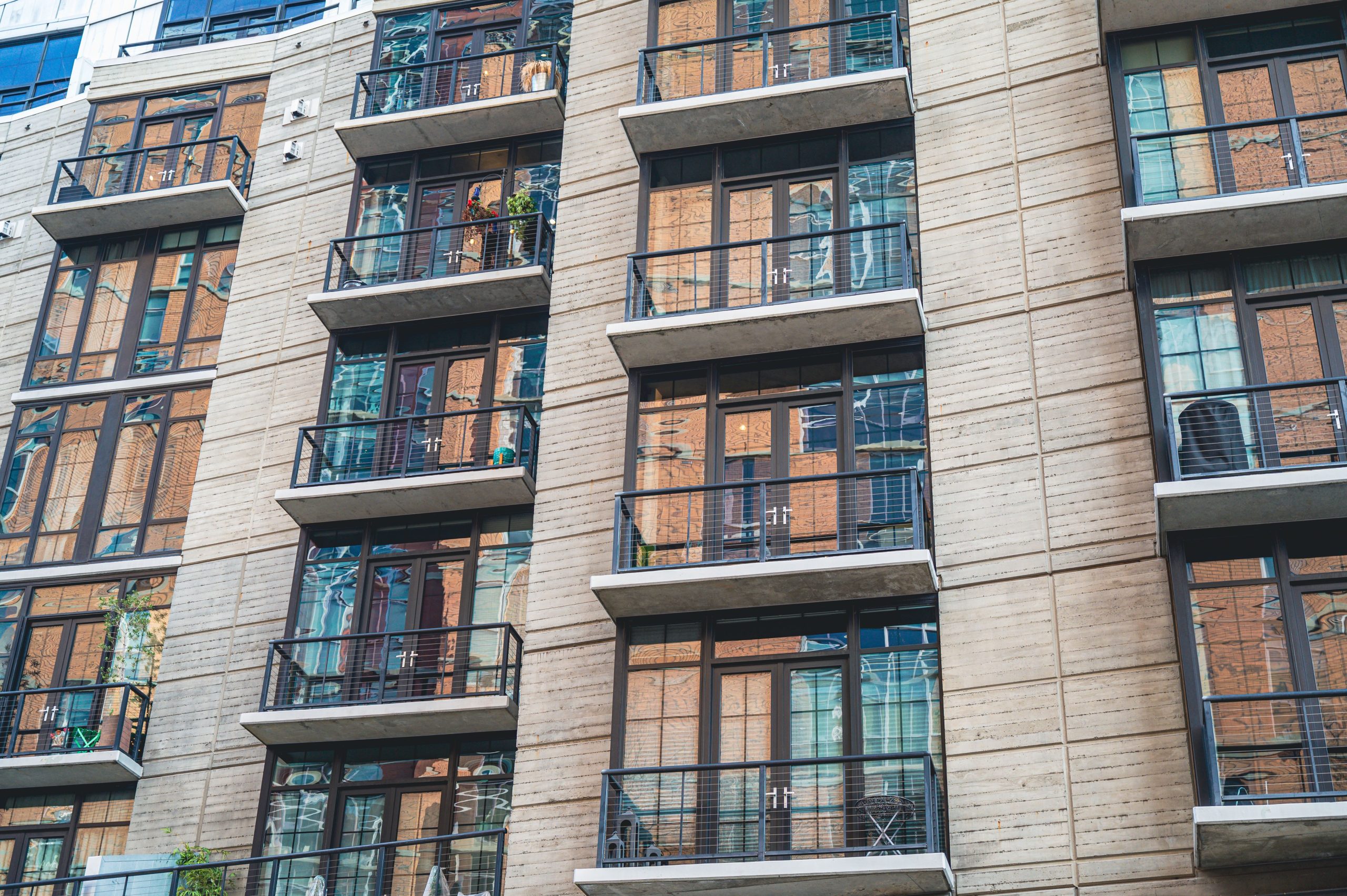 Facade contemporaine béton balcons vitrés