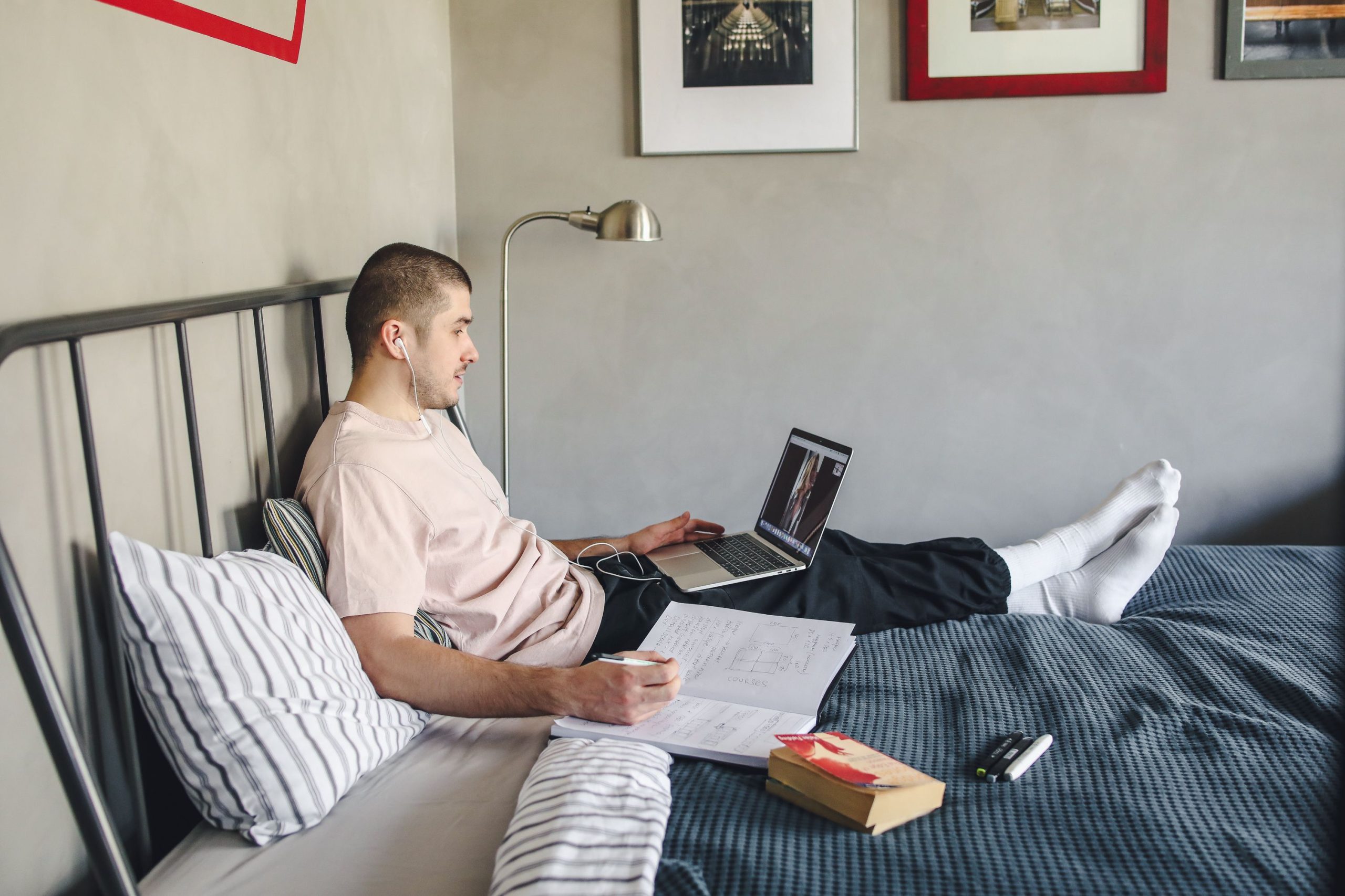 Jeune homme étudiant confortablement avec laptop