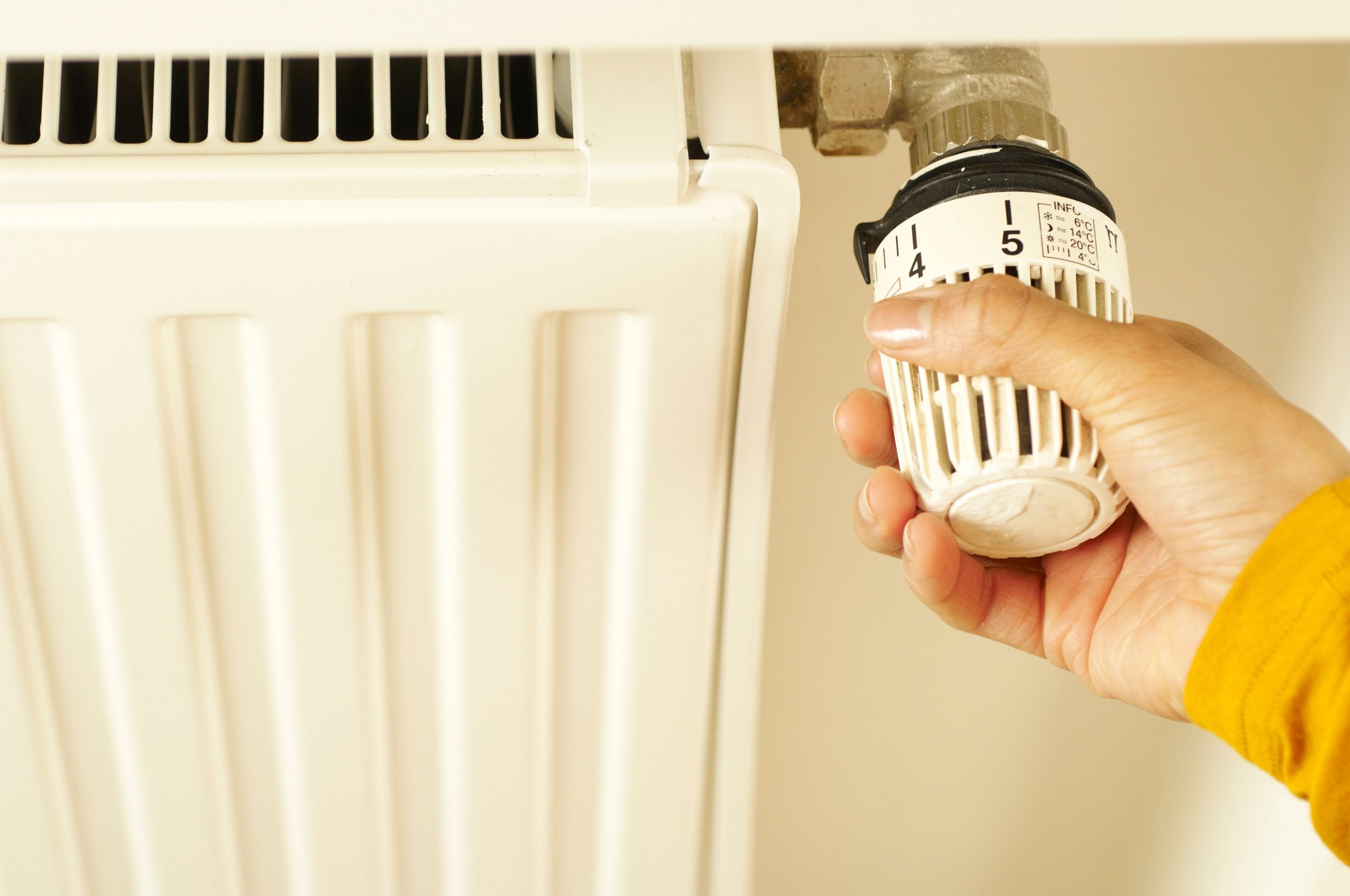Main ajustant thermostat radiateur chauffage