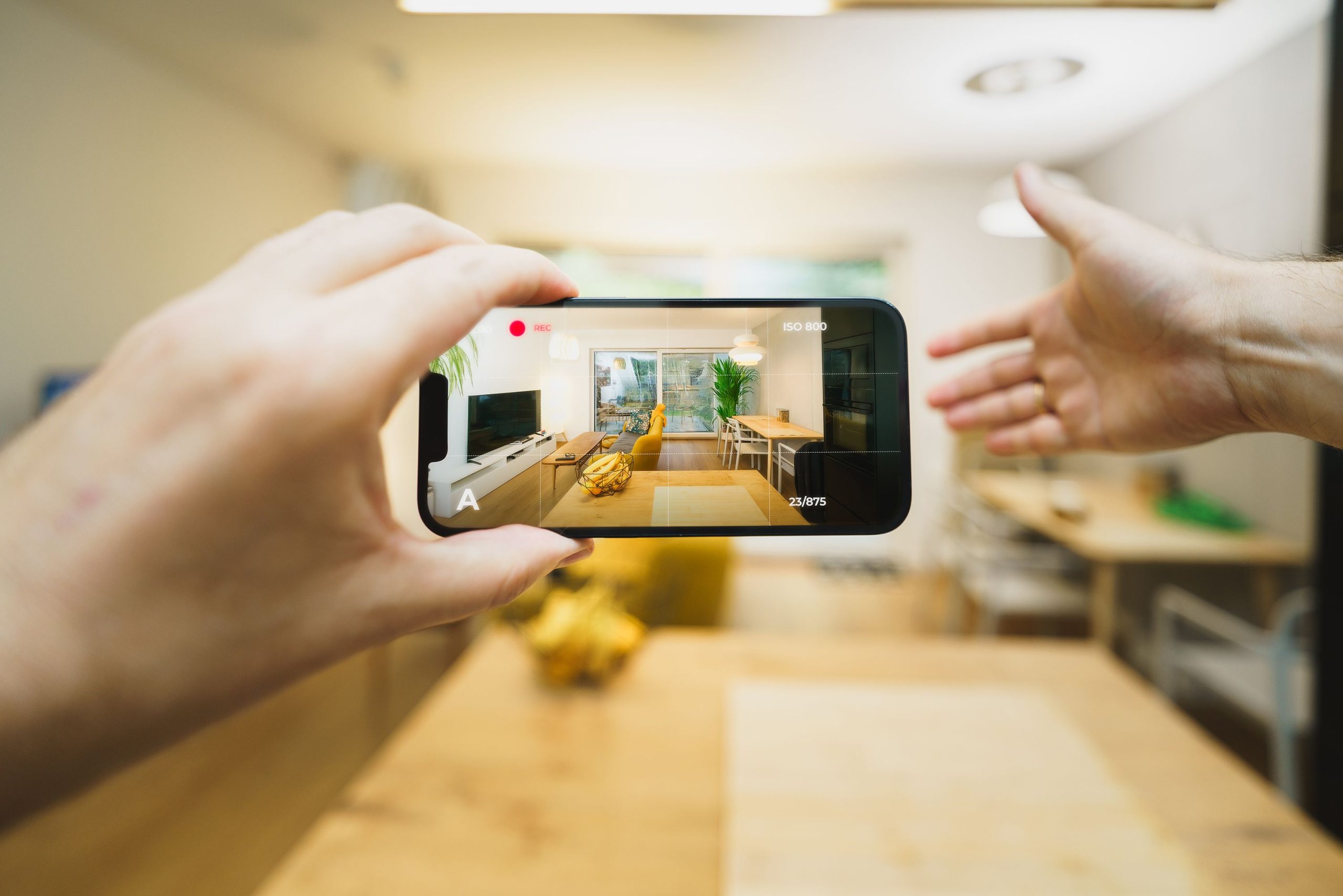 Visite virtuelle interactive d'un salon contemporain smartphone