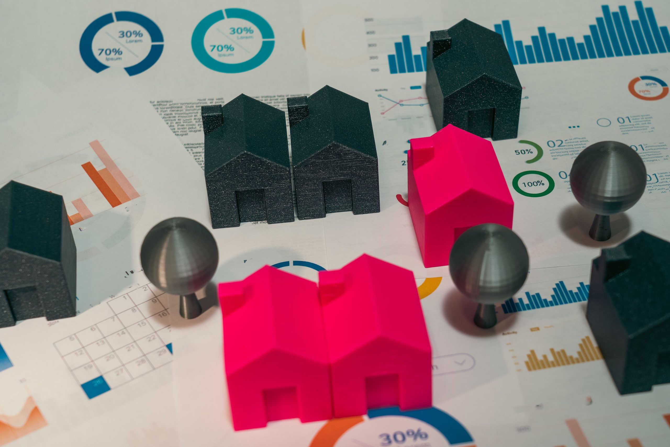 Analyse marche immobilier avec maquettes maisons et graphiques