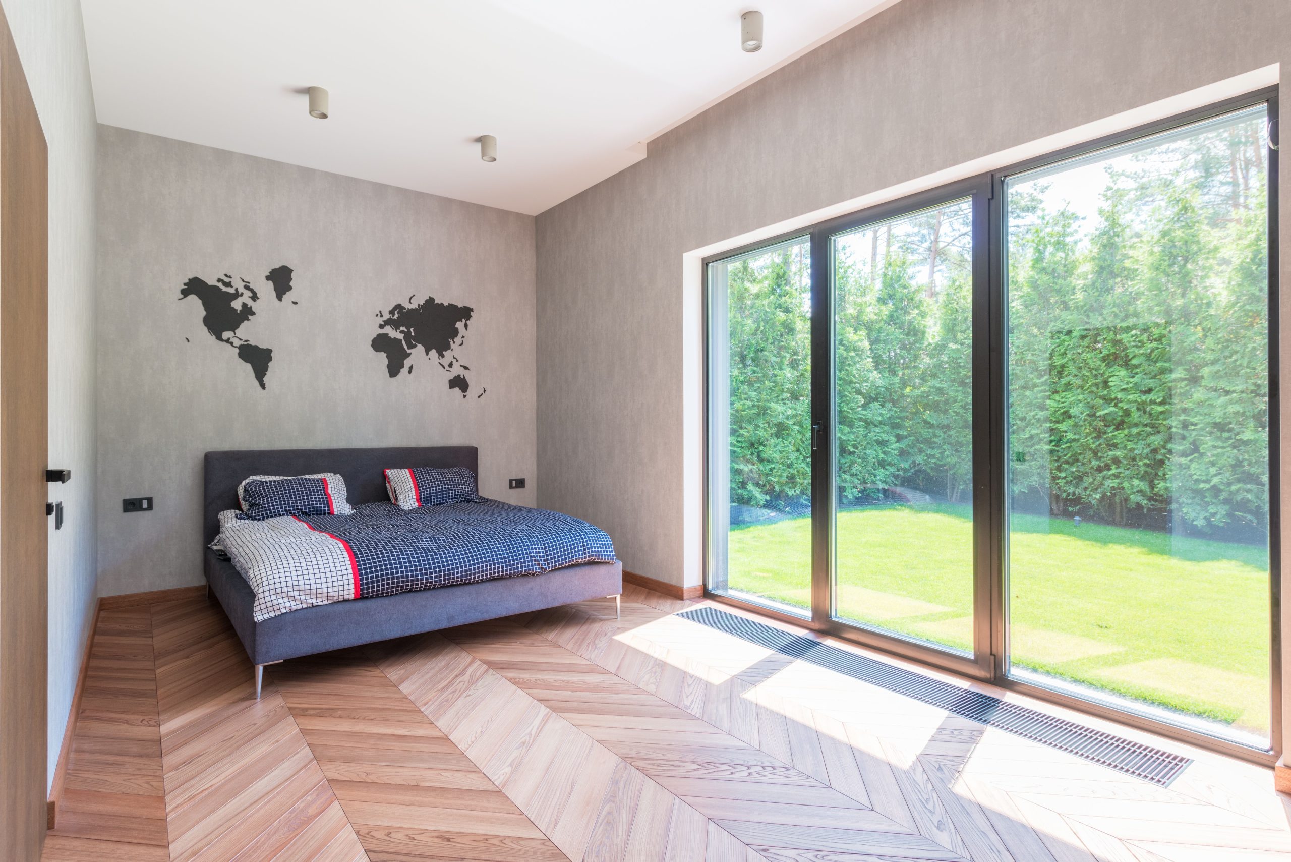 Chambre minimaliste avec portes coulissantes sur jardin