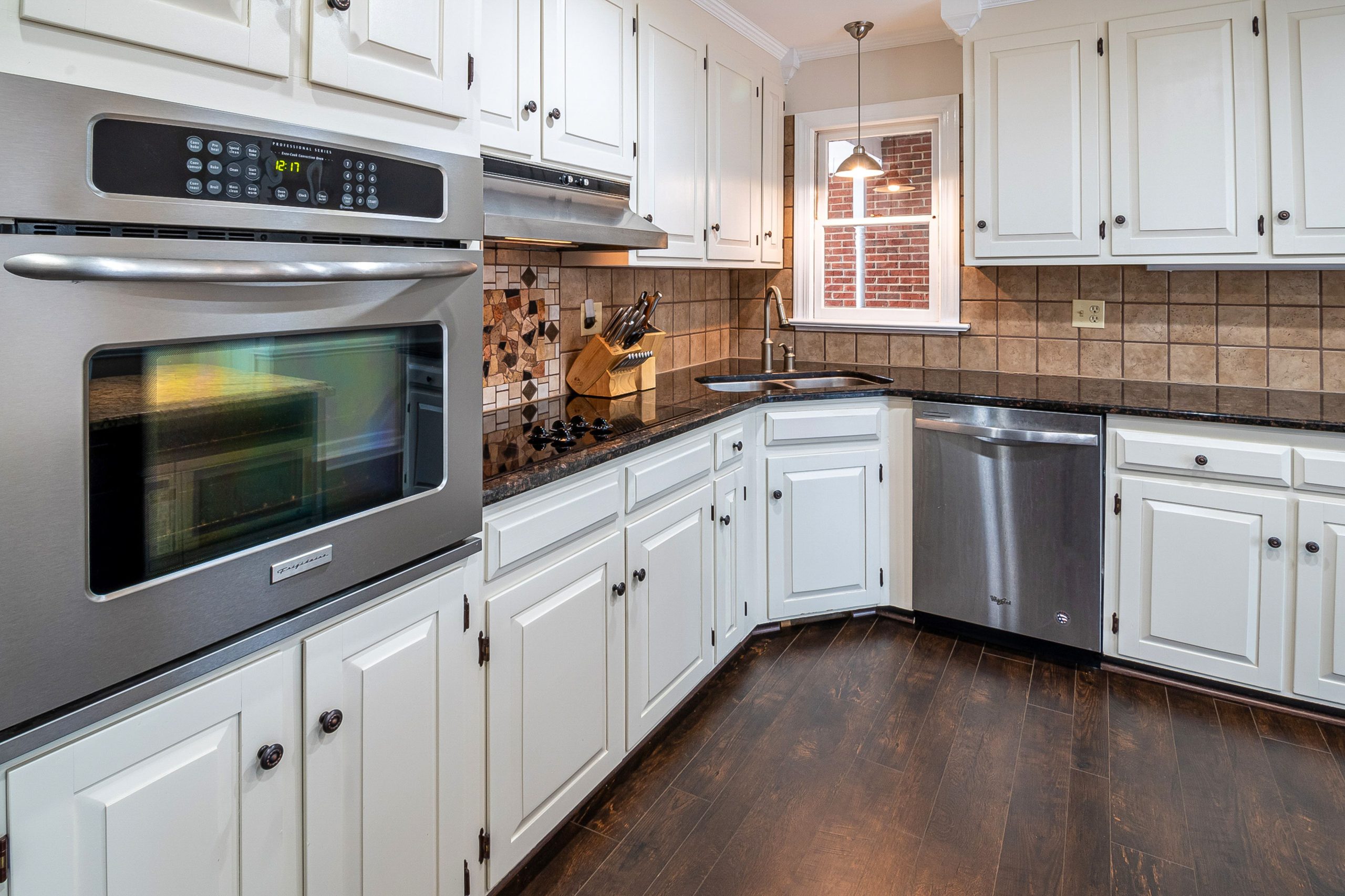 Cuisine moderne armoires blanches plancher bois electromenagers