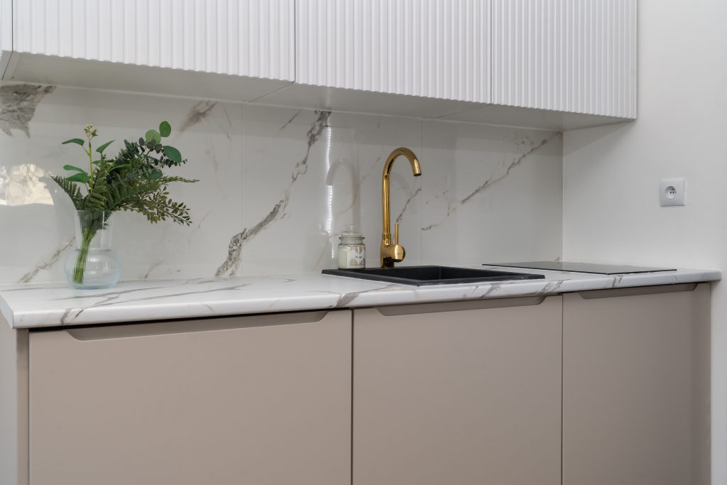 Dekton ou granit : quel matériau tient vraiment la route ?