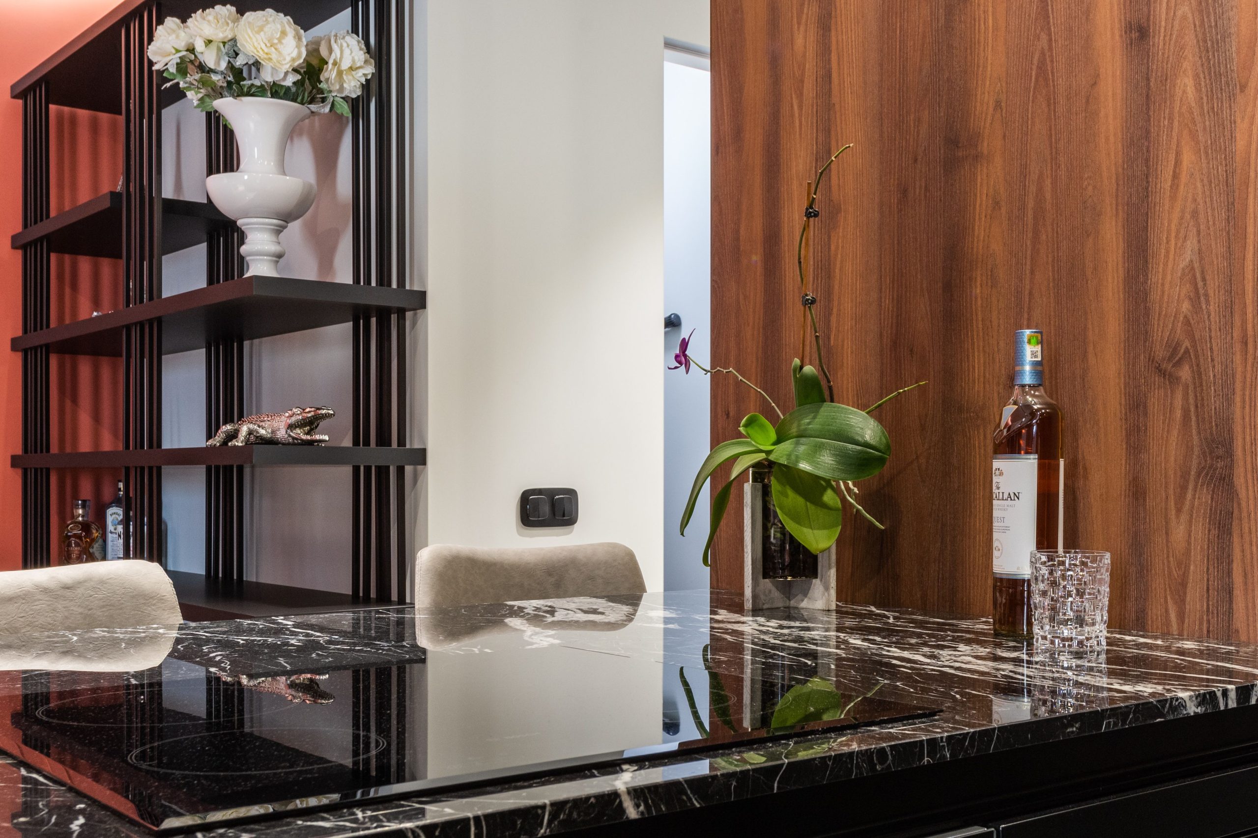 Cuisine contemporaine avec plan de travail marbre et décoration