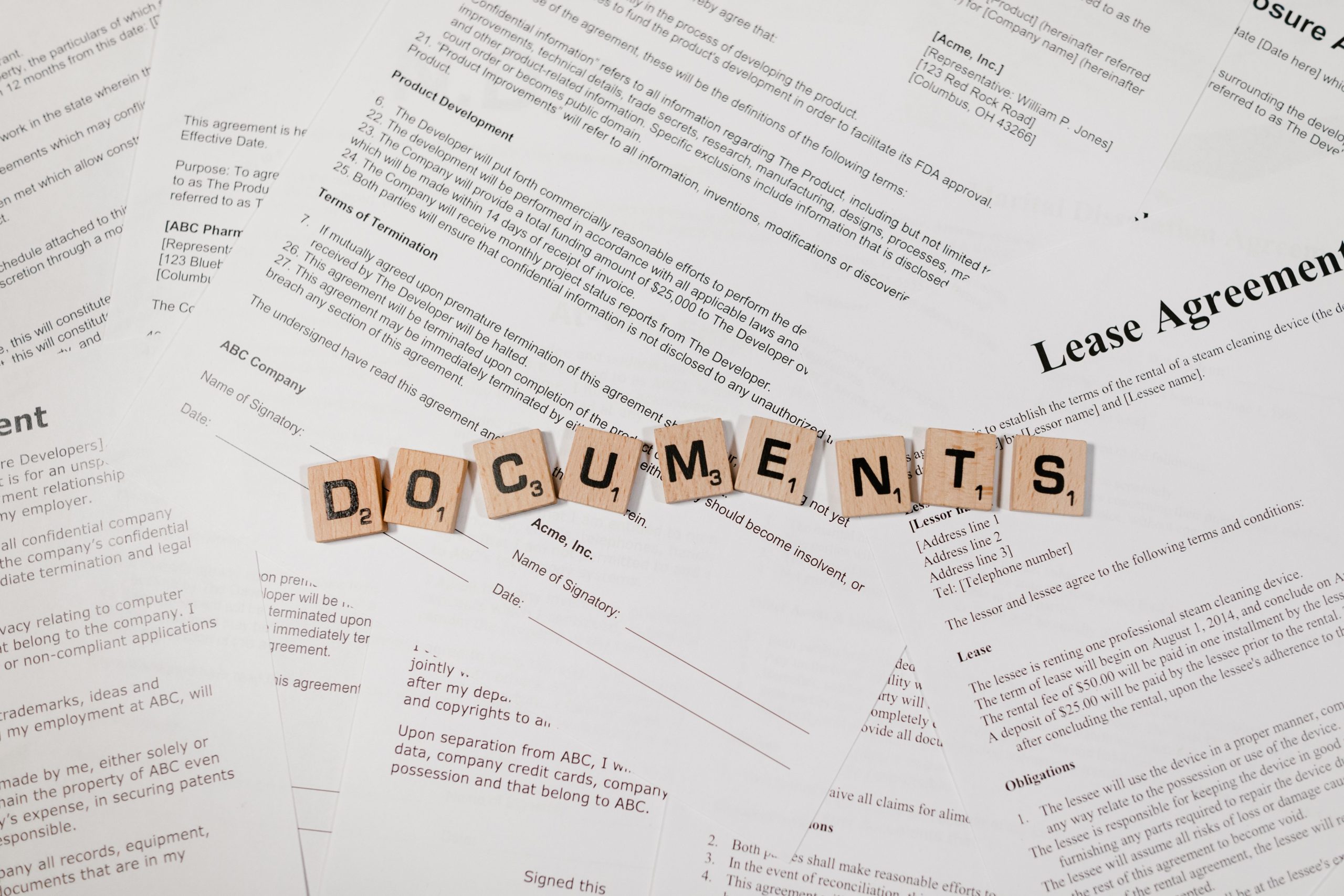 Tuiles scrabble DOCUMENTS sur contrats papier